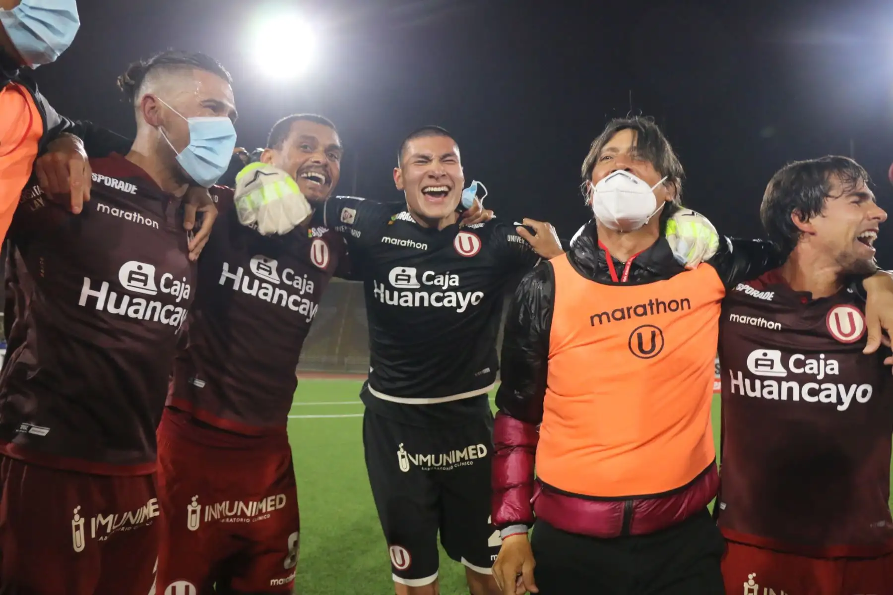 Jugadores de Universitario y cuerpo técnico celebran tras la obtención del título del Torneo Apertura de la Liga 1, luego de vencer por 3-1 a UTC en el estadio San Marcos. Foto: Liga 1 Jugadores de Universitario y cuerpo técnico celebran tras la obtención del título del Torneo Apertura de la Liga 1, luego de vencer por 3-1 a UTC en el estadio San Marcos. Foto: Liga 1