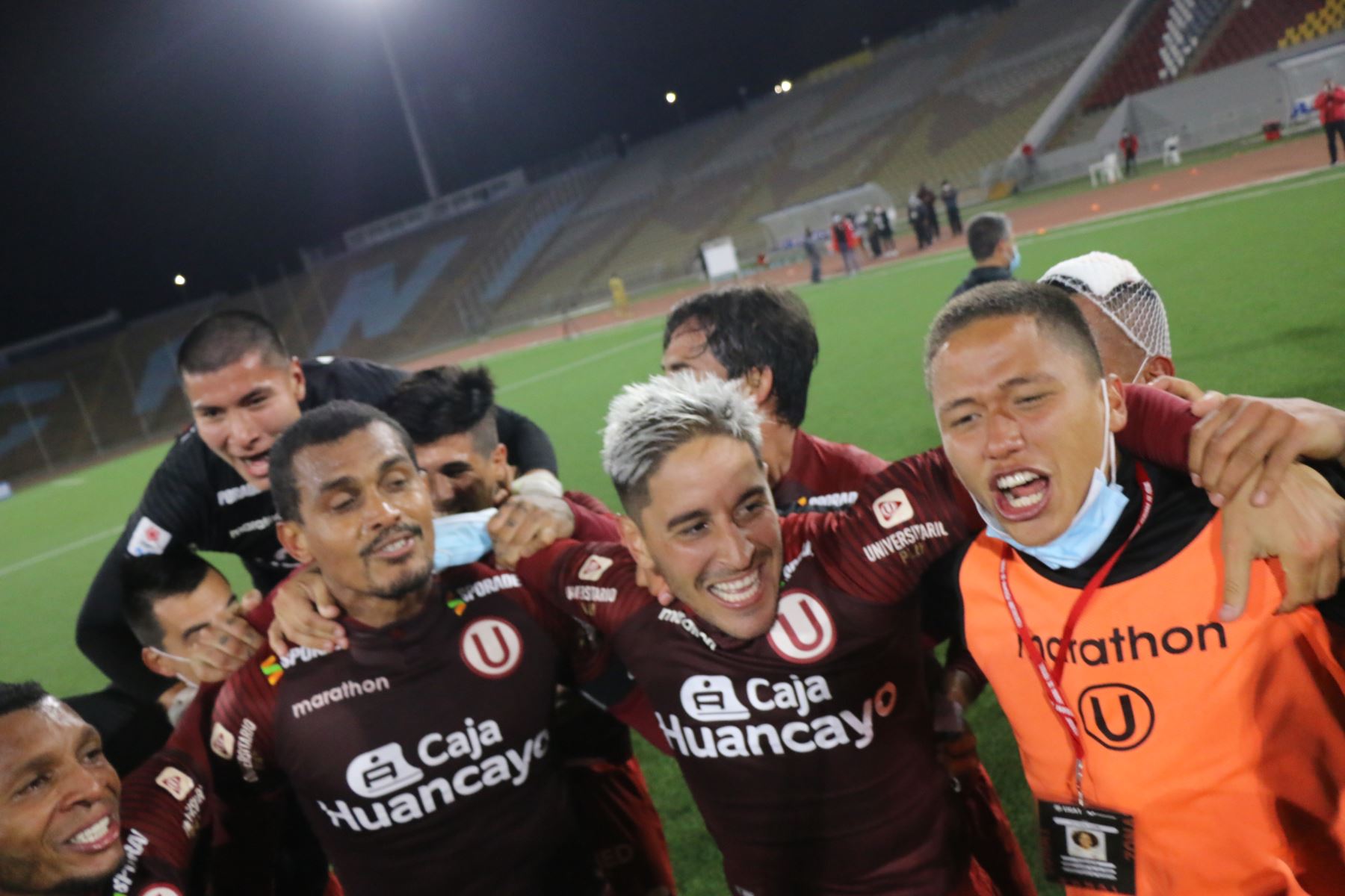 Jugadores de Universitario y cuerpo técnico celebran tras la obtención del título del Torneo Apertura de la Liga 1, luego de vencer por 3-1 a UTC en el estadio San Marcos. Foto: Liga 1