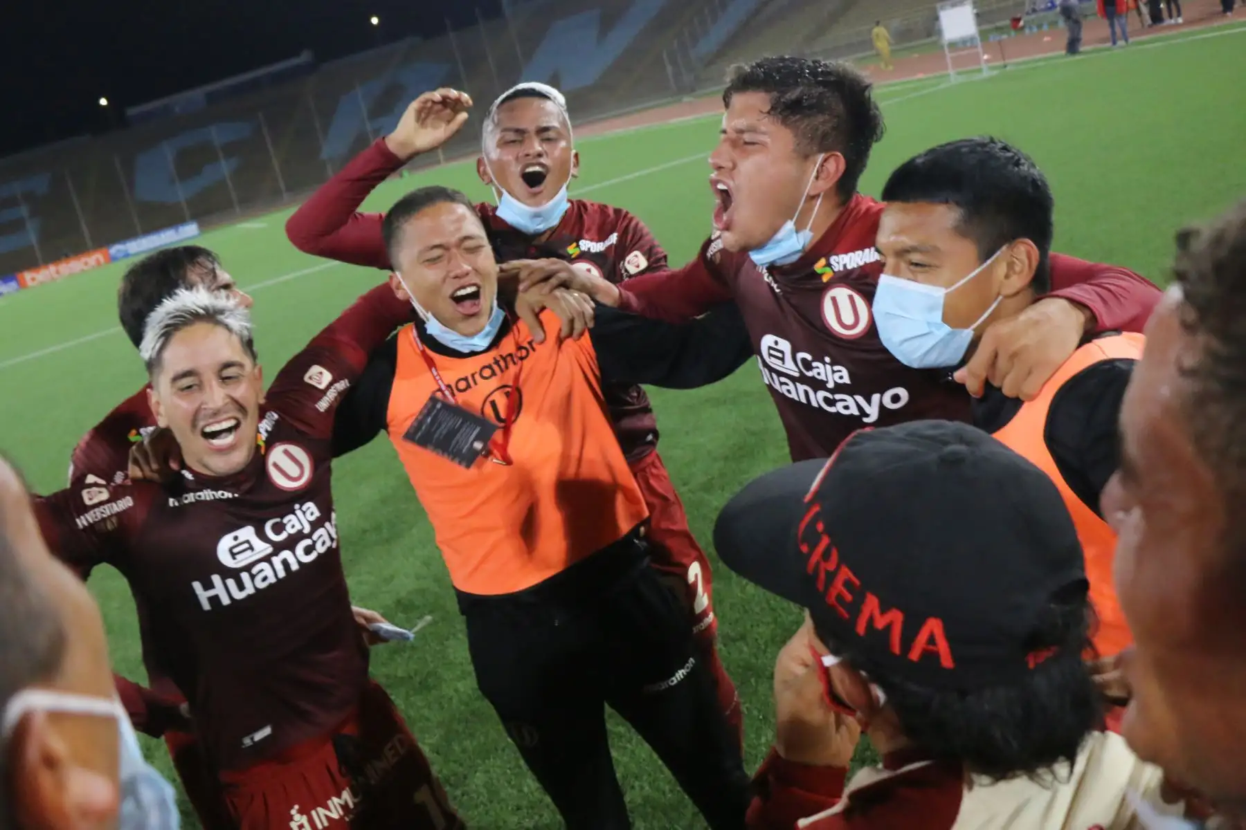 Jugadores de Universitario y cuerpo técnico celebran tras la obtención del título del Torneo Apertura de la Liga 1, luego de vencer por 3-1 a UTC en el estadio San Marcos. Foto: Liga 1 Jugadores de Universitario y cuerpo técnico celebran tras la obtención del título del Torneo Apertura de la Liga 1, luego de vencer por 3-1 a UTC en el estadio San Marcos. Foto: Liga 1