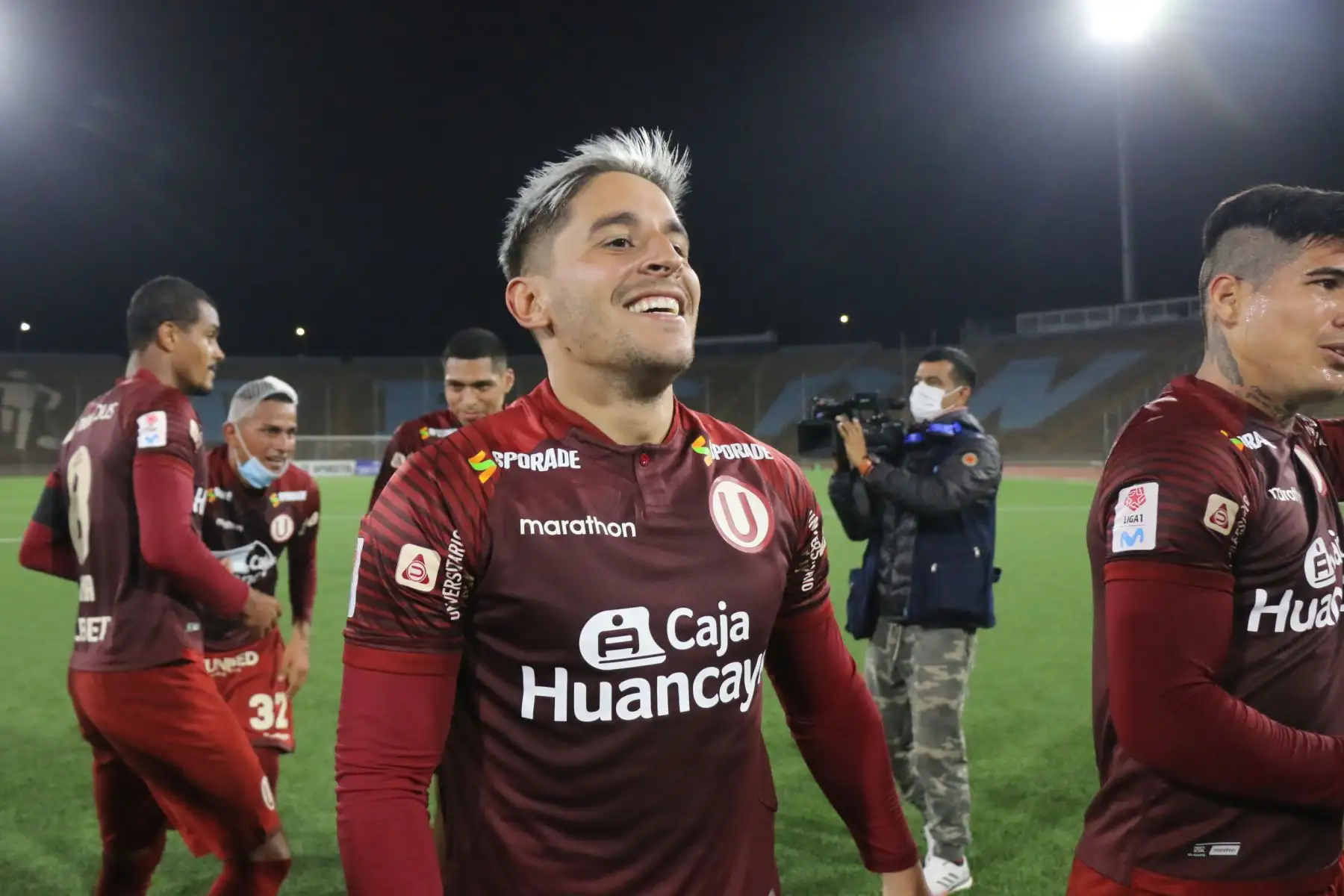 Jugadores de Universitario y cuerpo técnico celebran tras la obtención del título del Torneo Apertura de la Liga 1, luego de vencer por 3-1 a UTC en el estadio San Marcos. Foto: Liga 1 Jugadores de Universitario y cuerpo técnico celebran tras la obtención del título del Torneo Apertura de la Liga 1, luego de vencer por 3-1 a UTC en el estadio San Marcos. Foto: Liga 1