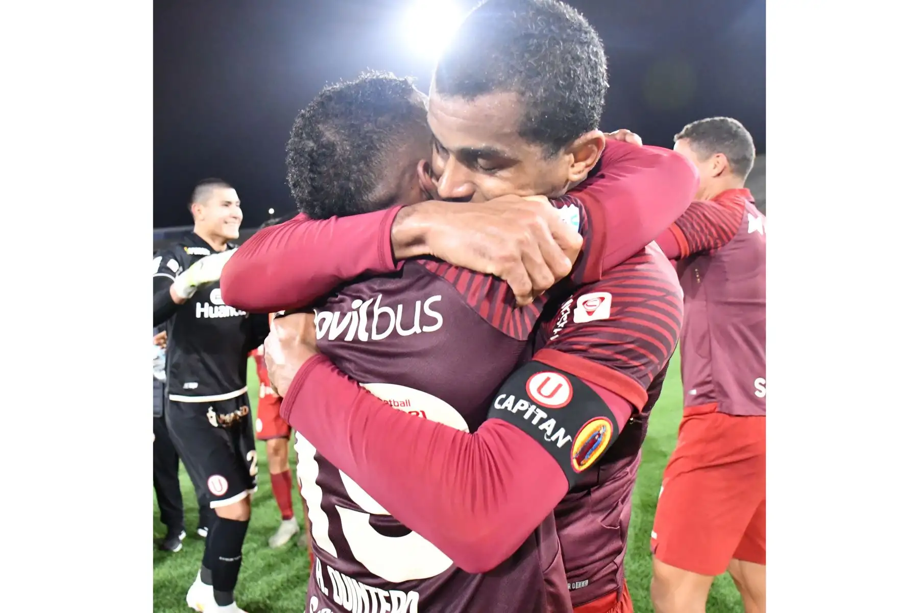Jugadores de Universitario y cuerpo técnico celebran tras la obtención del título del Torneo Apertura de la Liga 1, luego de vencer por 3-1 a UTC en el estadio San Marcos. Foto: Liga 1 Jugadores de Universitario y cuerpo técnico celebran tras la obtención del título del Torneo Apertura de la Liga 1, luego de vencer por 3-1 a UTC en el estadio San Marcos. Foto: Liga 1