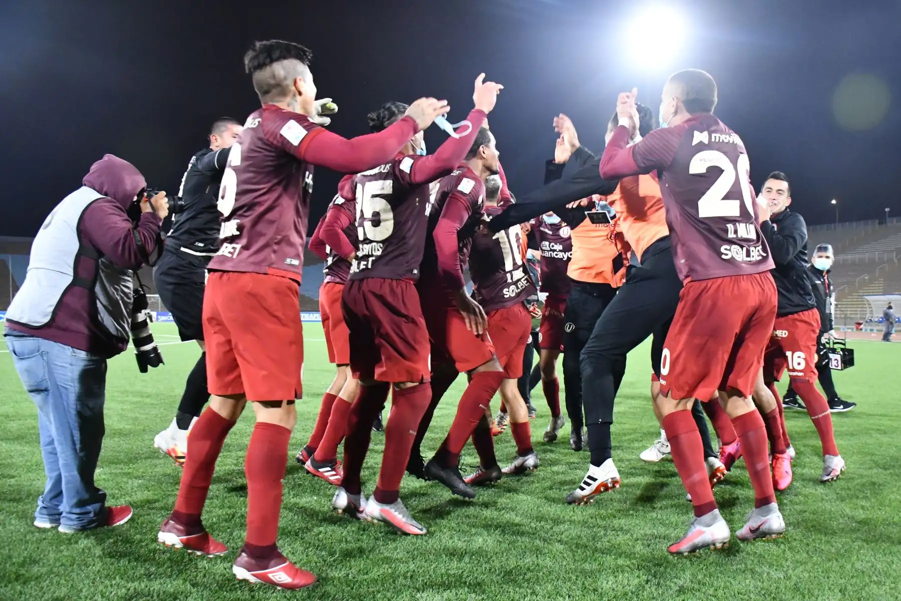 Jugadores de Universitario y cuerpo técnico celebran tras la obtención del título del Torneo Apertura de la Liga 1, luego de vencer por 3-1 a UTC en el estadio San Marcos. Foto: Liga 1 Jugadores de Universitario y cuerpo técnico celebran tras la obtención del título del Torneo Apertura de la Liga 1, luego de vencer por 3-1 a UTC en el estadio San Marcos. Foto: Liga 1