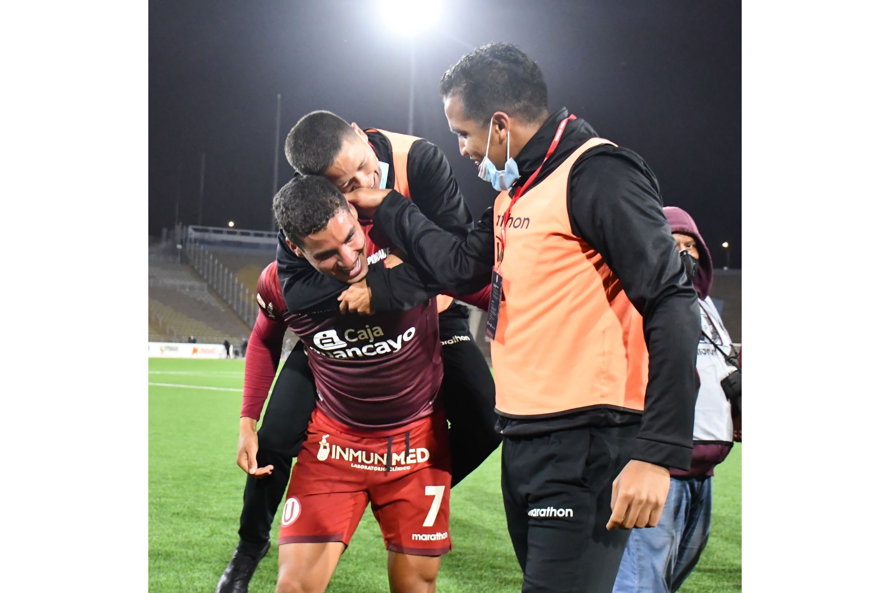 Jugadores de Universitario y cuerpo técnico celebran tras la obtención del título del Torneo Apertura de la Liga 1, luego de vencer por 3-1 a UTC en el estadio San Marcos. Foto: Liga 1
