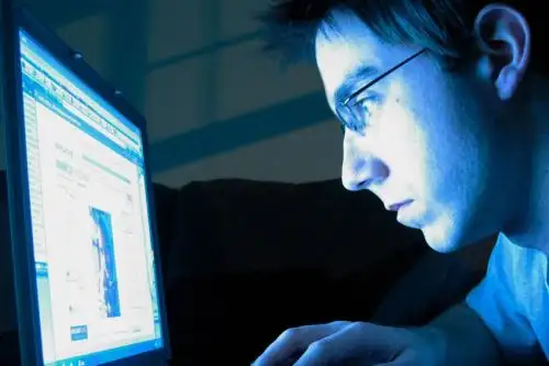 Recomendaciones para evitar problemas visuales por el brillo de la computadora.