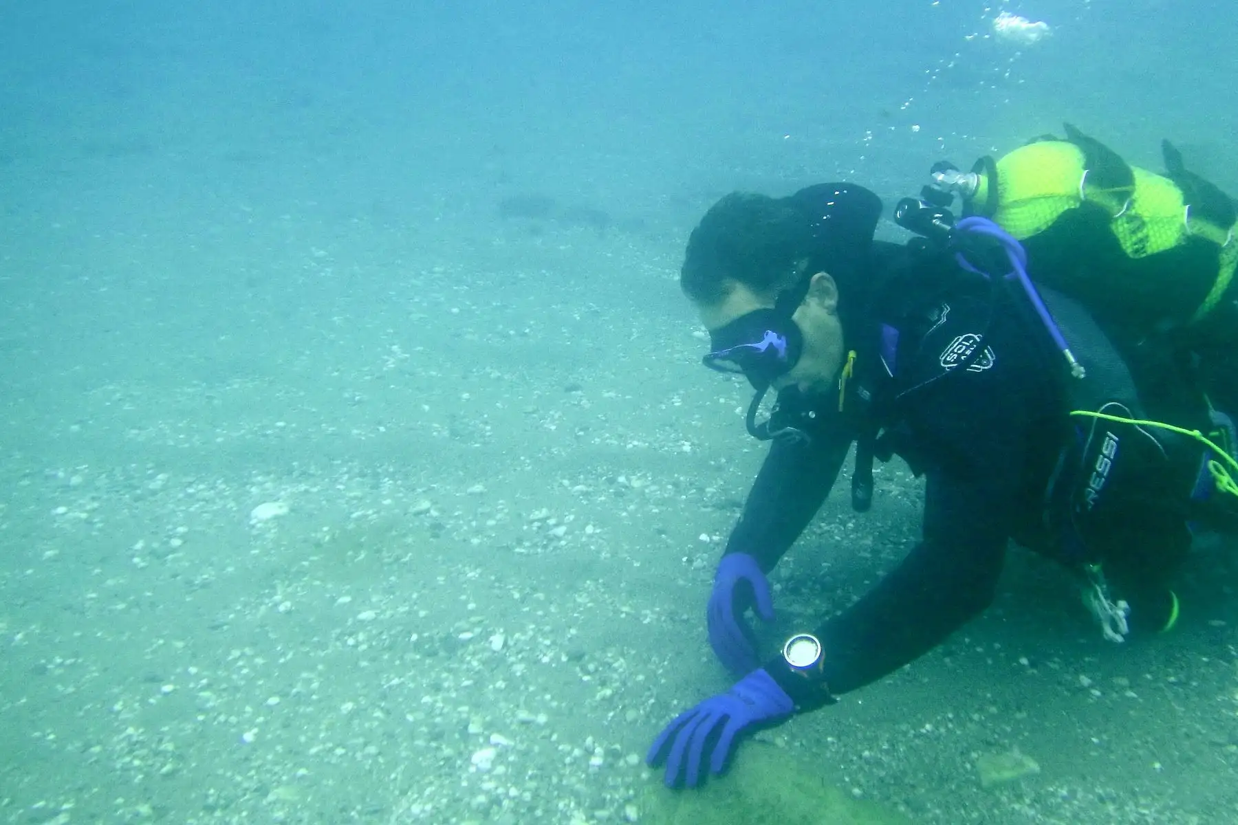 Los expertos calculan que vertemos al mar al menos unos ocho millones de toneladas de plástico cada año, que tras decomponerse se convierten en diminutas partículas que ingieren los peces e incluso el plancton que forma la base de la cadena alimentaria marina. Foto: AFP