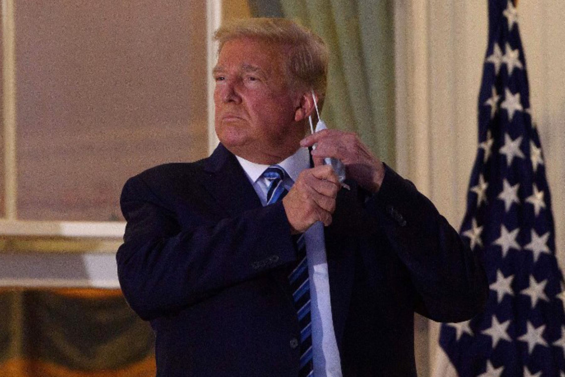 El presidente de Estados Unidos, Donald Trump, enfermo de covid-19, se quitó la mascarilla. Foto: AFP