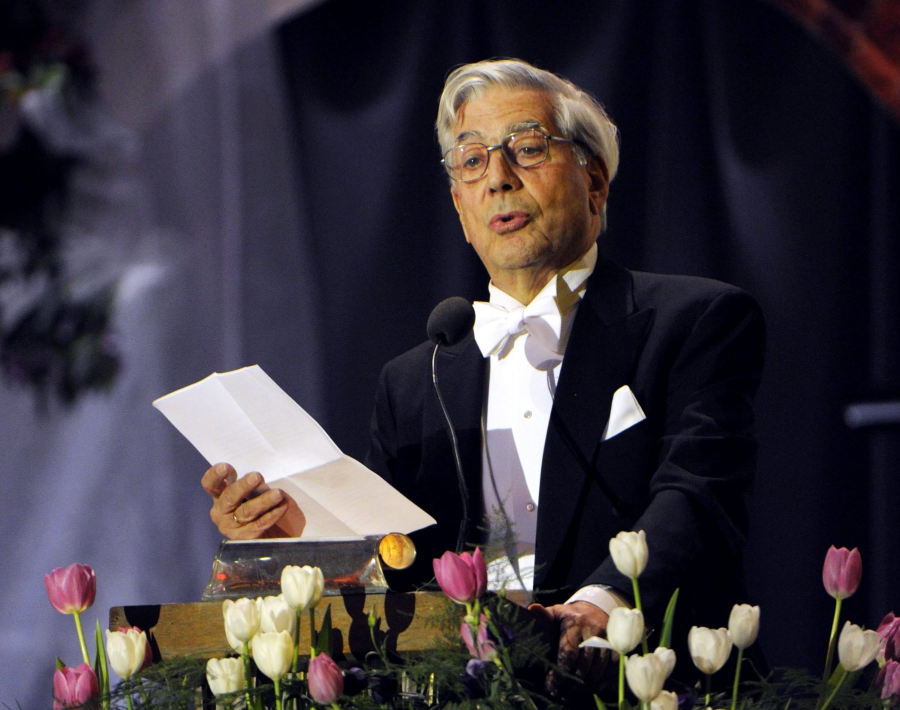 El premio Nobel de Literatura Mario Vargas Llosa habla en el banquete del Nobel en el Ayuntamiento de Estocolmo, el 10 de diciembre de 2010. Foto: AFP