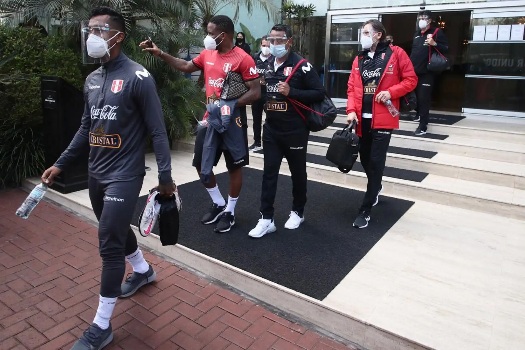 Selección peruana sale del hotel de concentración para dirigirse a los últimos entrenamientos previo a su  debut de las Clasificatorias. En la imagen Jefferson Farfán, Ricardo Gareca, Nolberto Solano. Foto: @SeleccionPeru