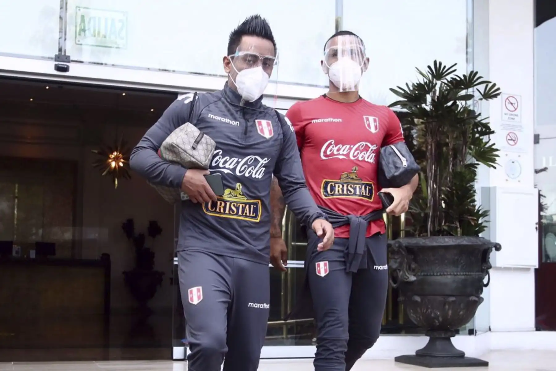 Selección peruana sale del hotel de concentración para dirigirse a los últimos entrenamientos previo a su  debut de las Clasificatorias. En la imagen Christian Cueva. Foto: @SeleccionPeru