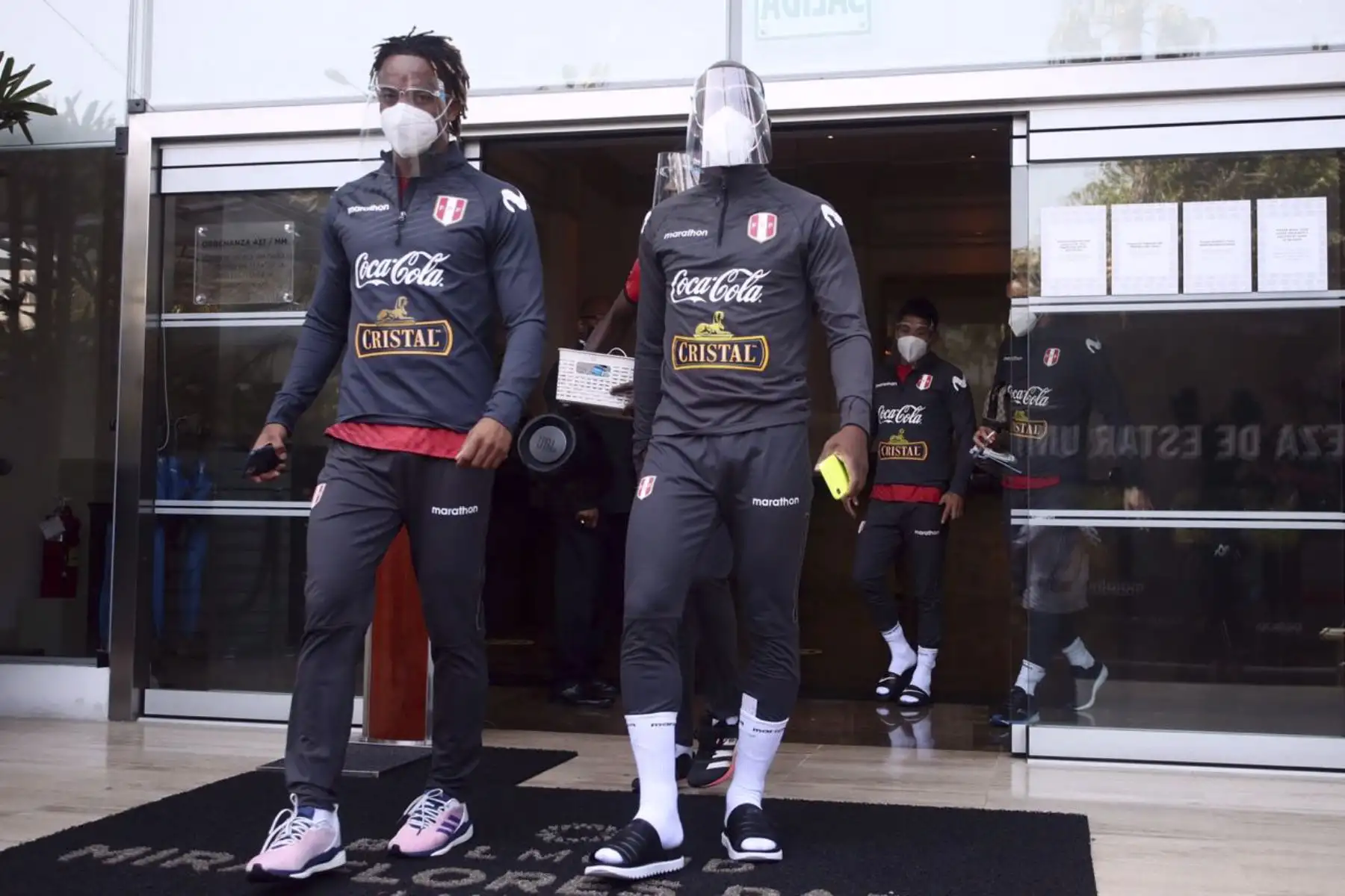 Selección peruana sale del hotel de concentración para dirigirse a los últimos entrenamientos previo a su  debut de las Clasificatorias. En imagen André Carrillo y Luis Advincula. Foto: @SeleccionPeru
