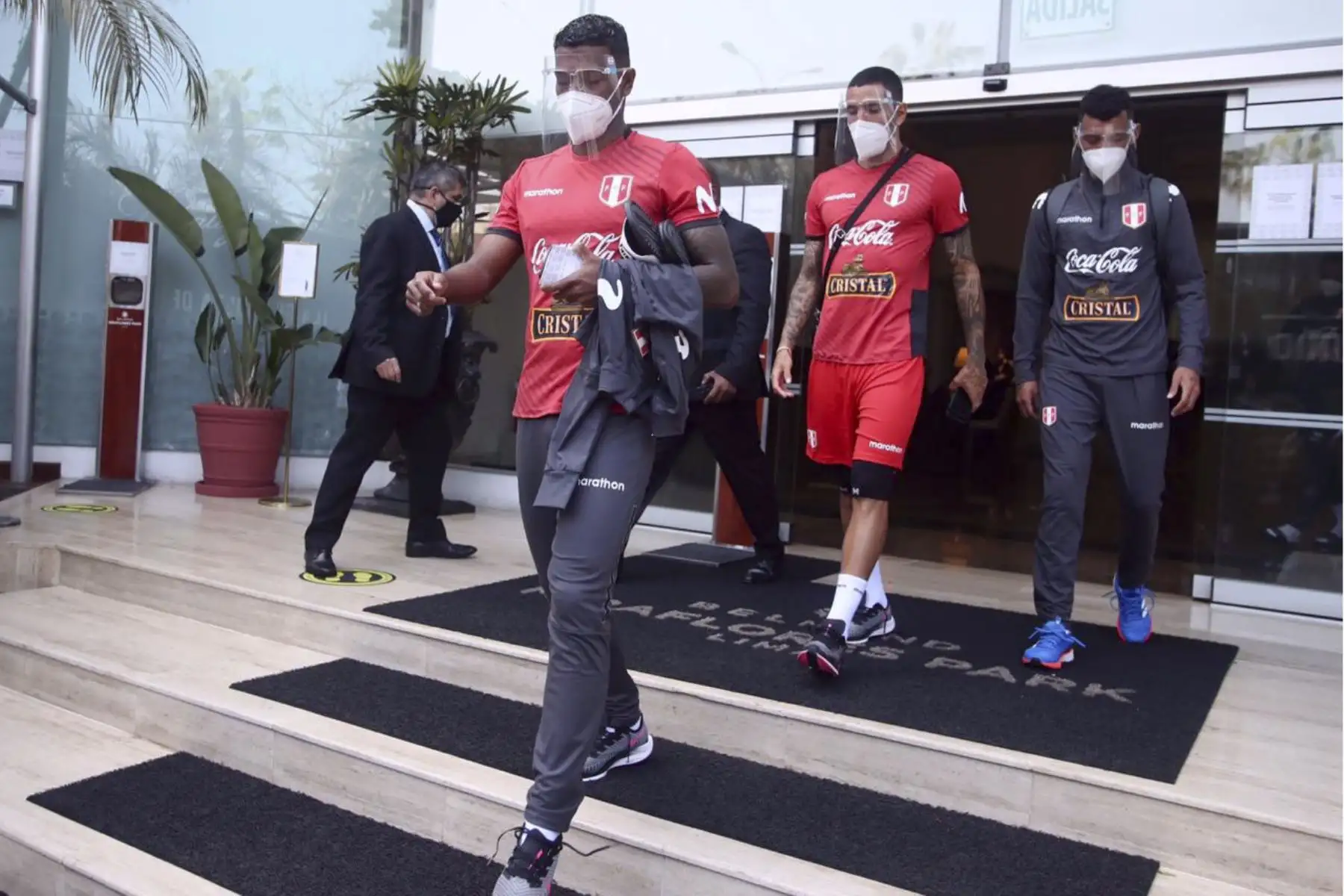 Selección peruana sale del hotel de concentración para dirigirse a los últimos entrenamientos previo a su  debut de las Clasificatorias. En la imagen Miguel Araujo. Foto: @SeleccionPeru