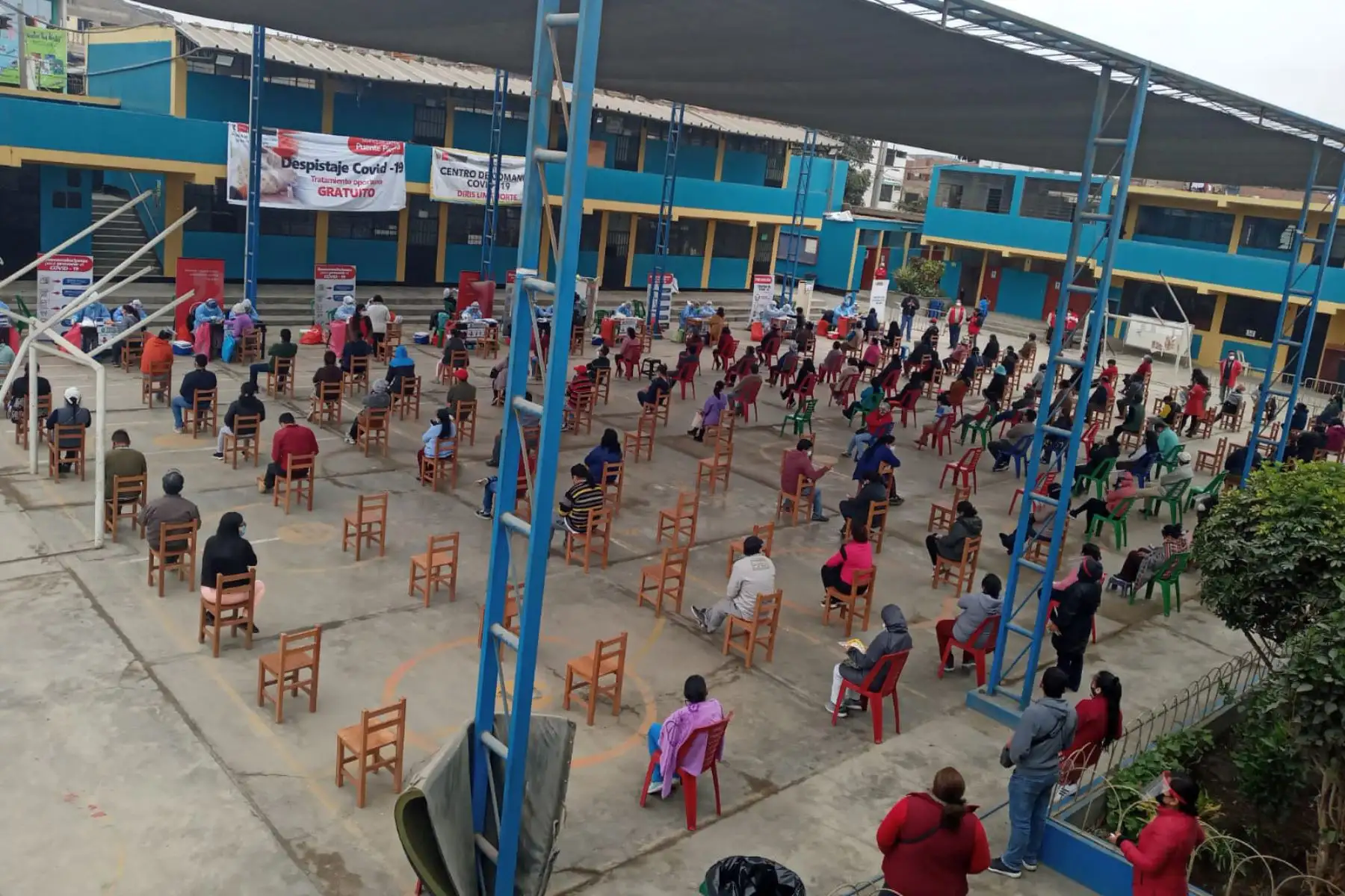 Más de 700 vecinos de Lima Norte recibieron evaluación, descarte y tratamiento de covid-19 en el Centro Rápido de Atención Temporal del Minsa instalado en la institución educativa 5168, en el distrito de Puente Piedra. 

Foto: ANDINA / Minsa