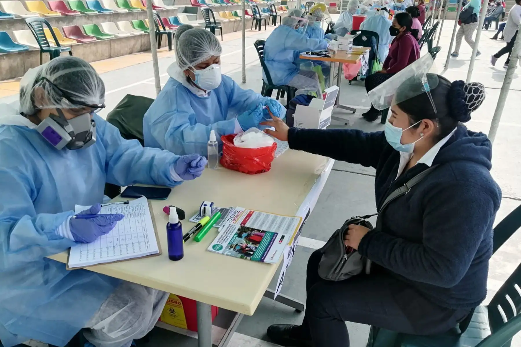 Brigadas del Ministerio de Salud brindan evaluación y descarte de COVID-19 a más de 500 integrantes de 120 comités de Vaso de Leche, comedores y asociaciones de emolienteros, en el Centro Rápido de Atención Temporal instalado en el Palacio de la Juventud, en el distrito de Los Olivos.
Foto:ANDINA/Minsa