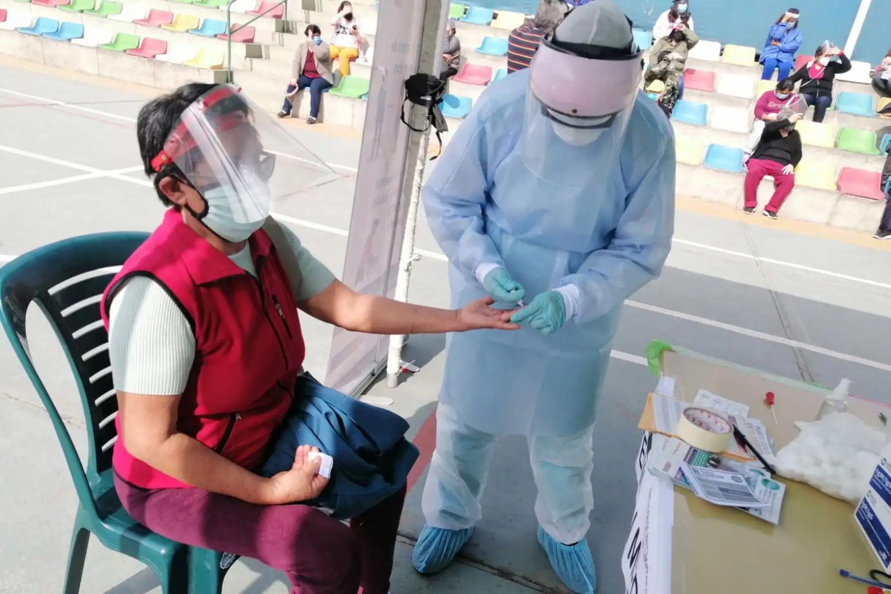 Brigadas del Ministerio de Salud brindan evaluación y descarte de COVID-19 a más de 500 integrantes de 120 comités de Vaso de Leche, comedores y asociaciones de emolienteros, en el Centro Rápido de Atención Temporal instalado en el Palacio de la Juventud, en el distrito de Los Olivos.
Foto:ANDINA/Minsa
