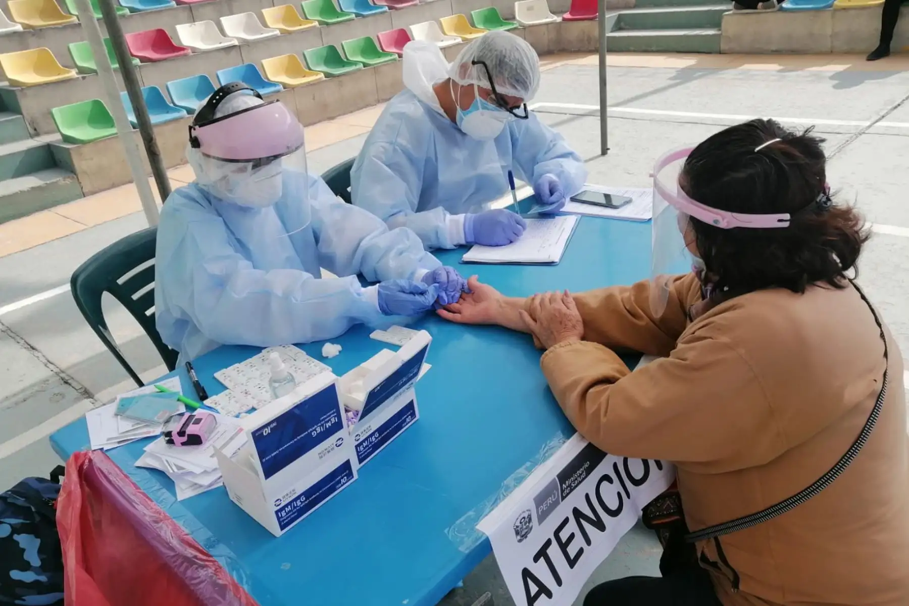 Brigadas del Ministerio de Salud brindan evaluación y descarte de COVID-19 a más de 500 integrantes de 120 comités de Vaso de Leche, comedores y asociaciones de emolienteros, en el Centro Rápido de Atención Temporal instalado en el Palacio de la Juventud, en el distrito de Los Olivos.
Foto:ANDINA/Minsa