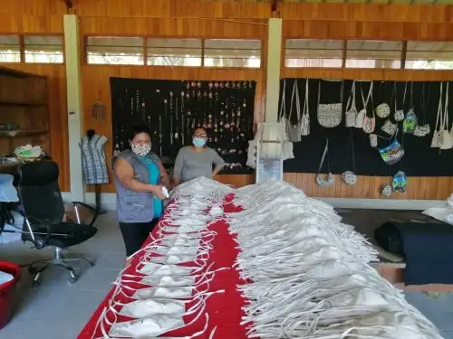 Artesanas yine se reinventan y confeccionan mascarillas que son distribuidas en las comunidades indígenas del distrito de Megantoni, en la selva de Cusco. ANDINA/Difusión
