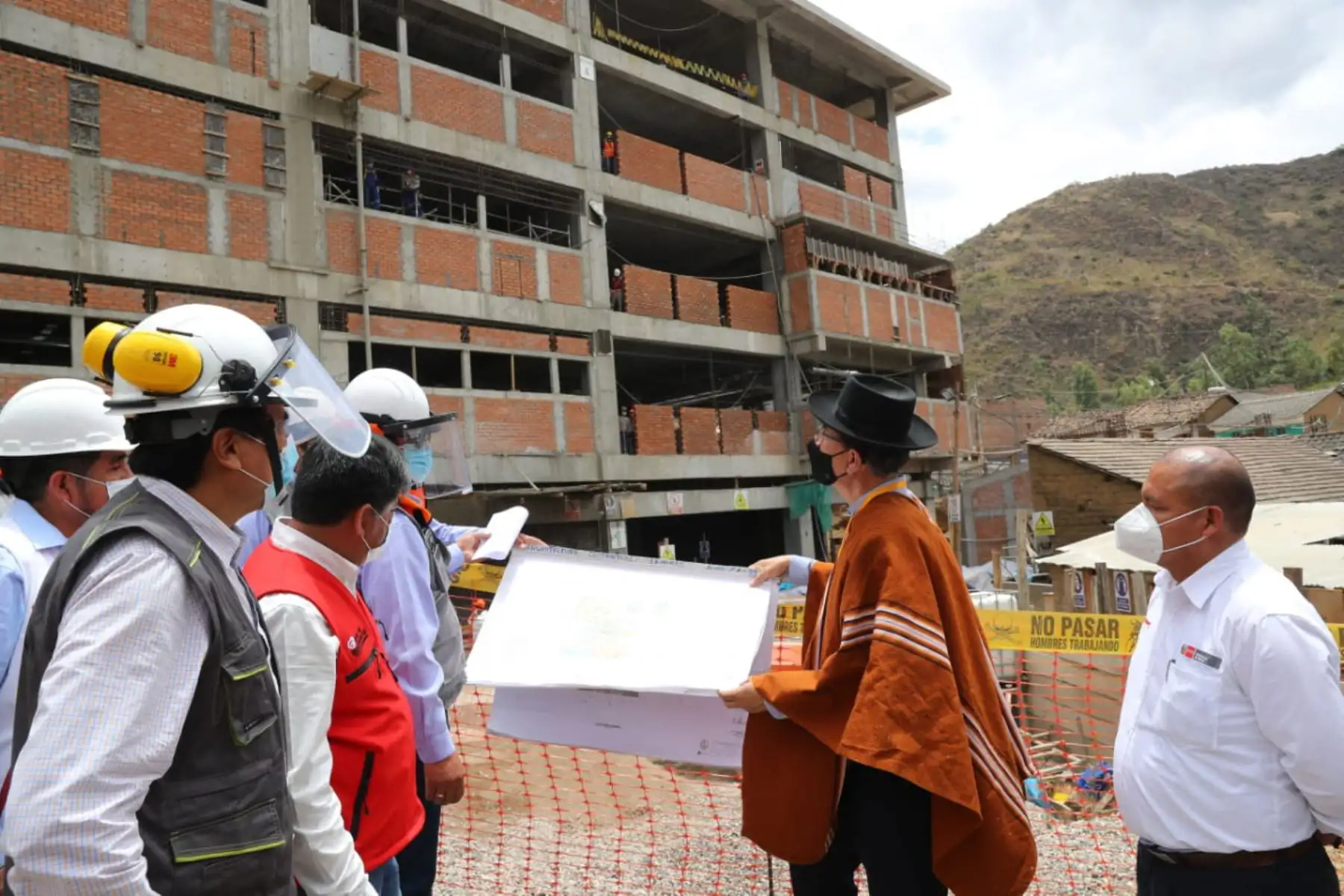 En la provincia de La Mar, el presidente Martín Vizcarra inspecciona las obras de construcción del Hospital de Apoyo San Miguel.

Foto: ANDINA/Prensa Presidencia