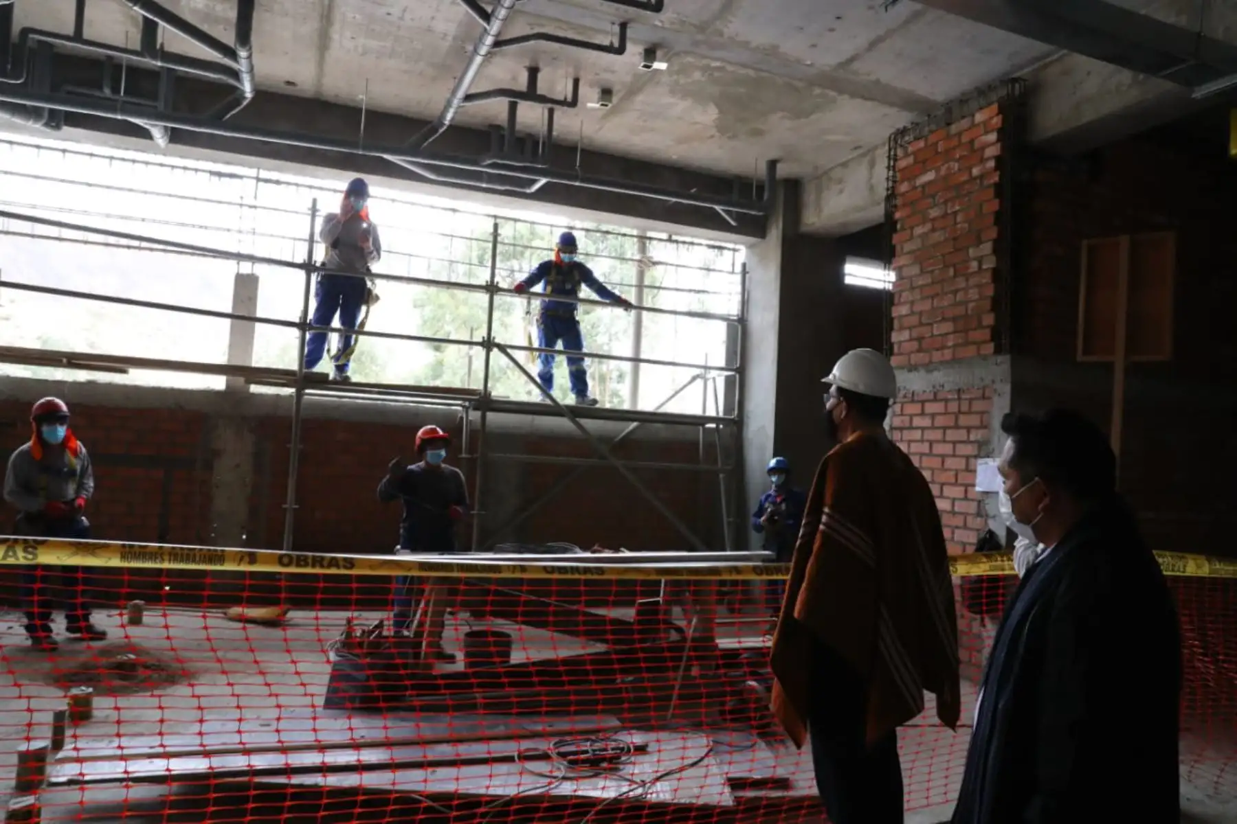 En la provincia de La Mar, el presidente Martín Vizcarra inspecciona las obras de construcción del Hospital de Apoyo San Miguel.

Foto: ANDINA/Prensa Presidencia