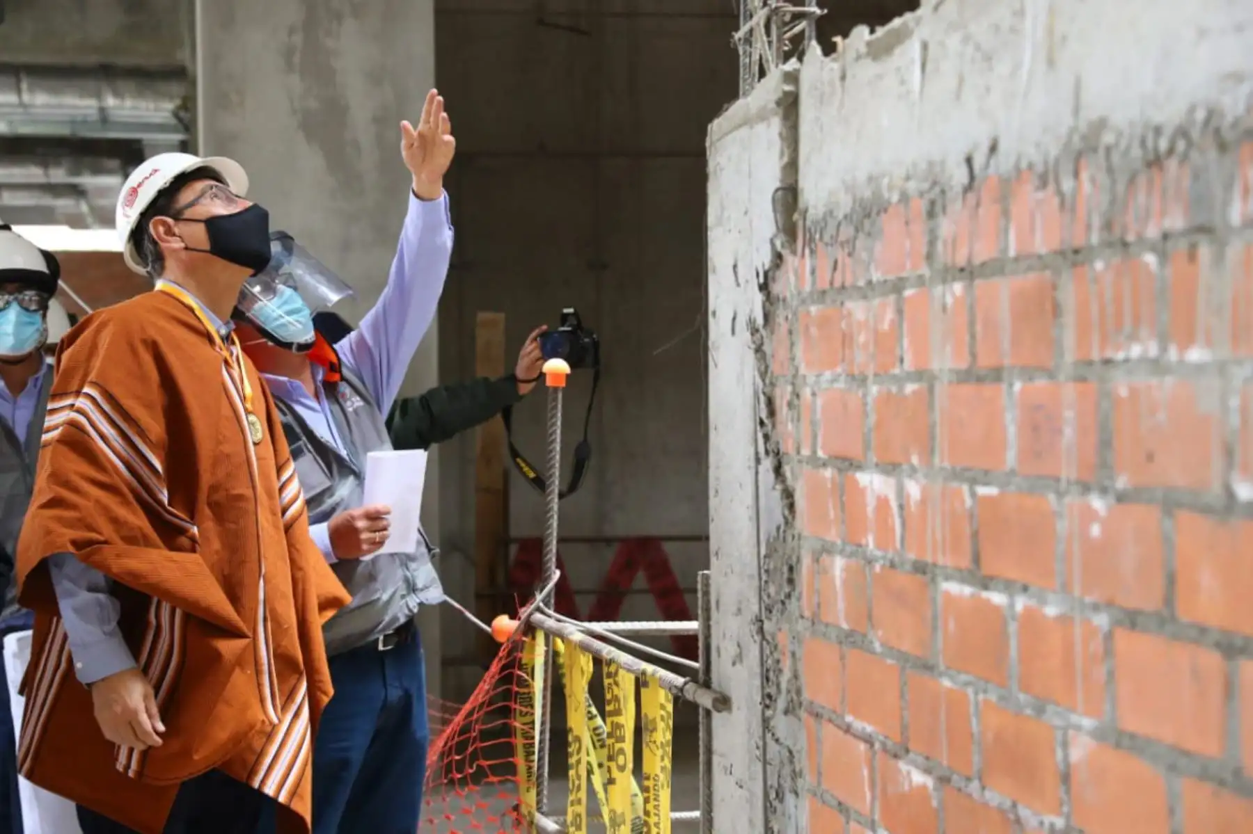 En la provincia de La Mar, el presidente Martín Vizcarra inspecciona las obras de construcción del Hospital de Apoyo San Miguel.

Foto: ANDINA/Prensa Presidencia