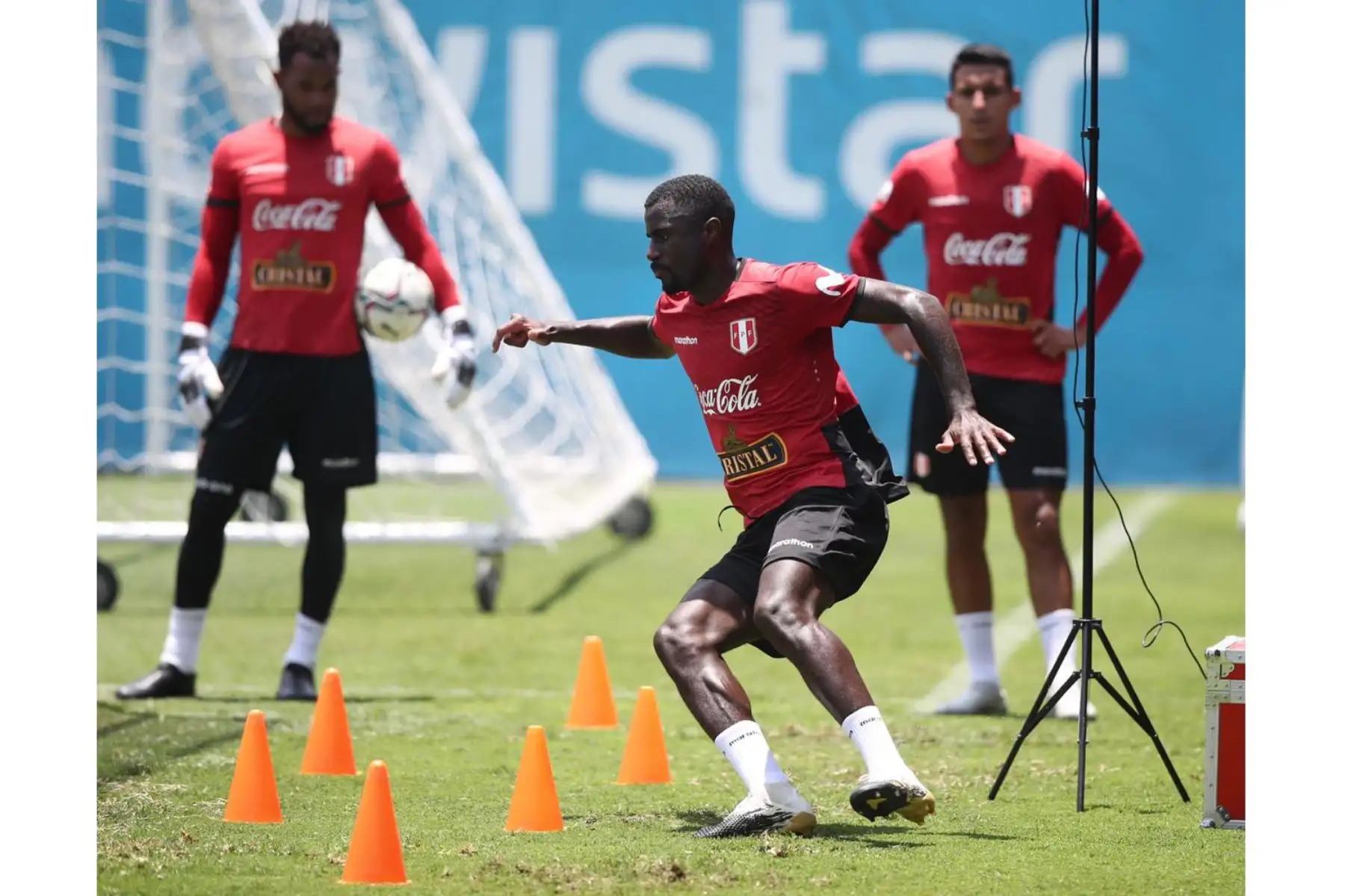 El futbolista Christian Ramos de la Selección peruana continúa sus entrenamientos a un día de su viaje a la ciudad Asunción para enfrentar a Paraguay por las Clasificatorias Qatar 2022. Foto: @SeleccionPeru