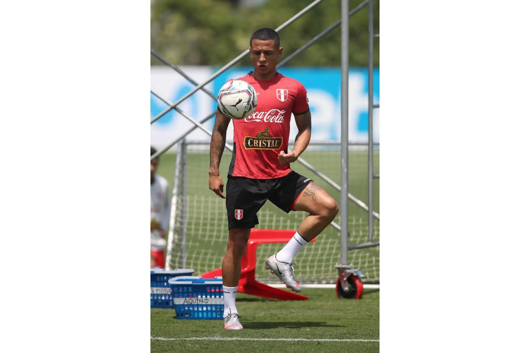 El futbolista Yoshimar Yotún de la Selección peruana continúa sus entrenamientos a un día de su viaje a la ciudad Asunción para enfrentar a Paraguay por las Clasificatorias Qatar 2022. Foto: @SeleccionPeru