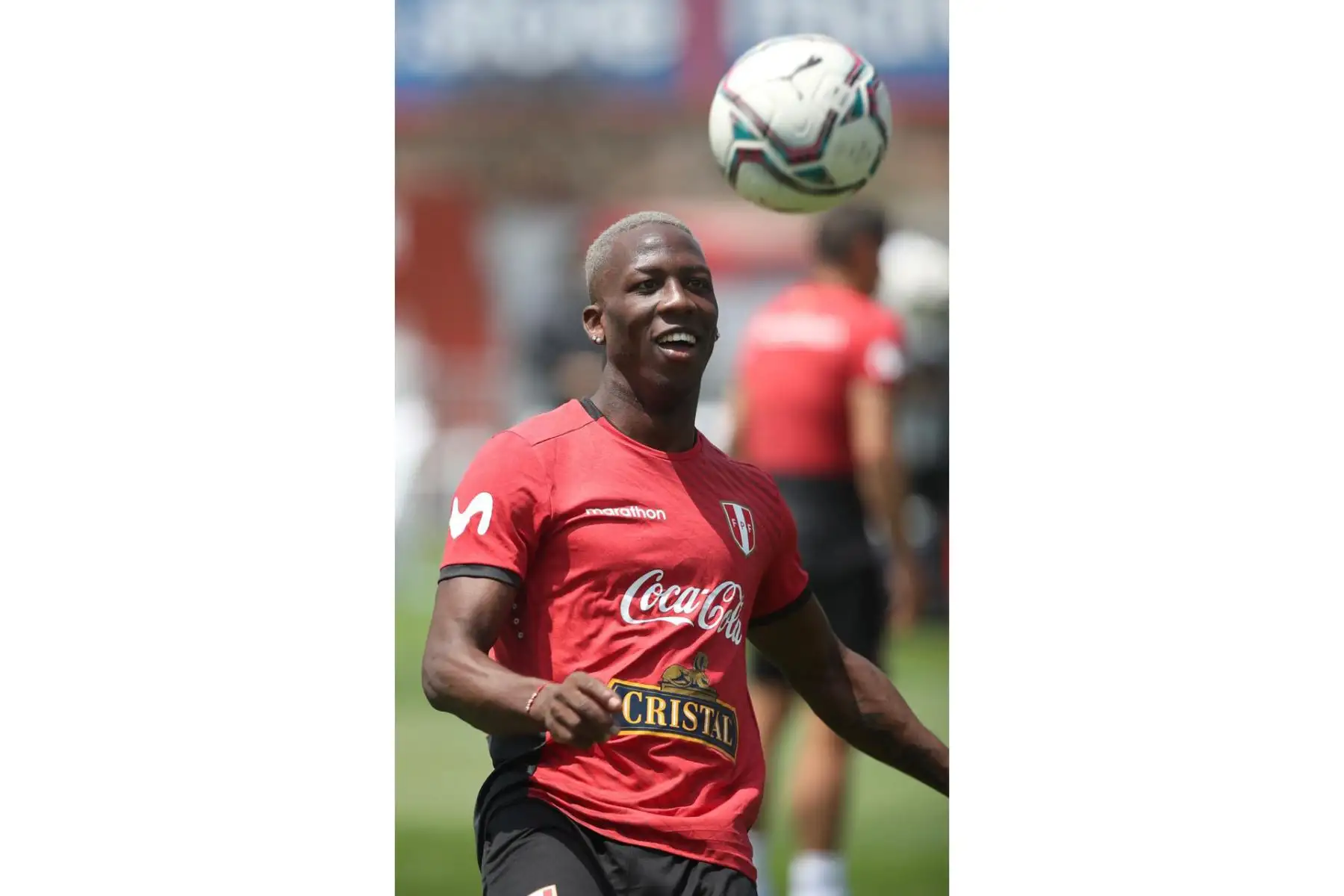 El futbolista Luis Advincula Selección peruana continúa sus entrenamientos a un día de su viaje a la ciudad Asunción para enfrentar a Paraguay por las Clasificatorias Qatar 2022. Foto: @SeleccionPeru