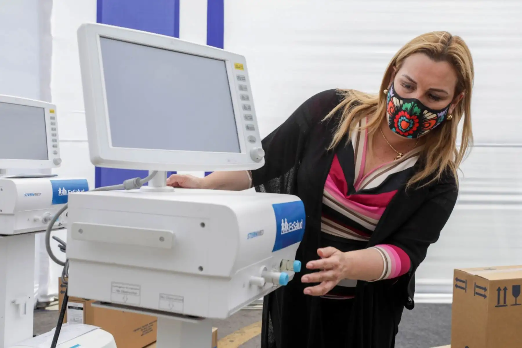 Presidenta ejecutiva de EsSalud, Fiorella Molinelli, entrega 50 ventiladores mecánicos para la atención de pacientes covid-19, que contribuirán al reforzamiento de los hospitales Rebagliati, Almenara y Sabogal. Foto: Essalud