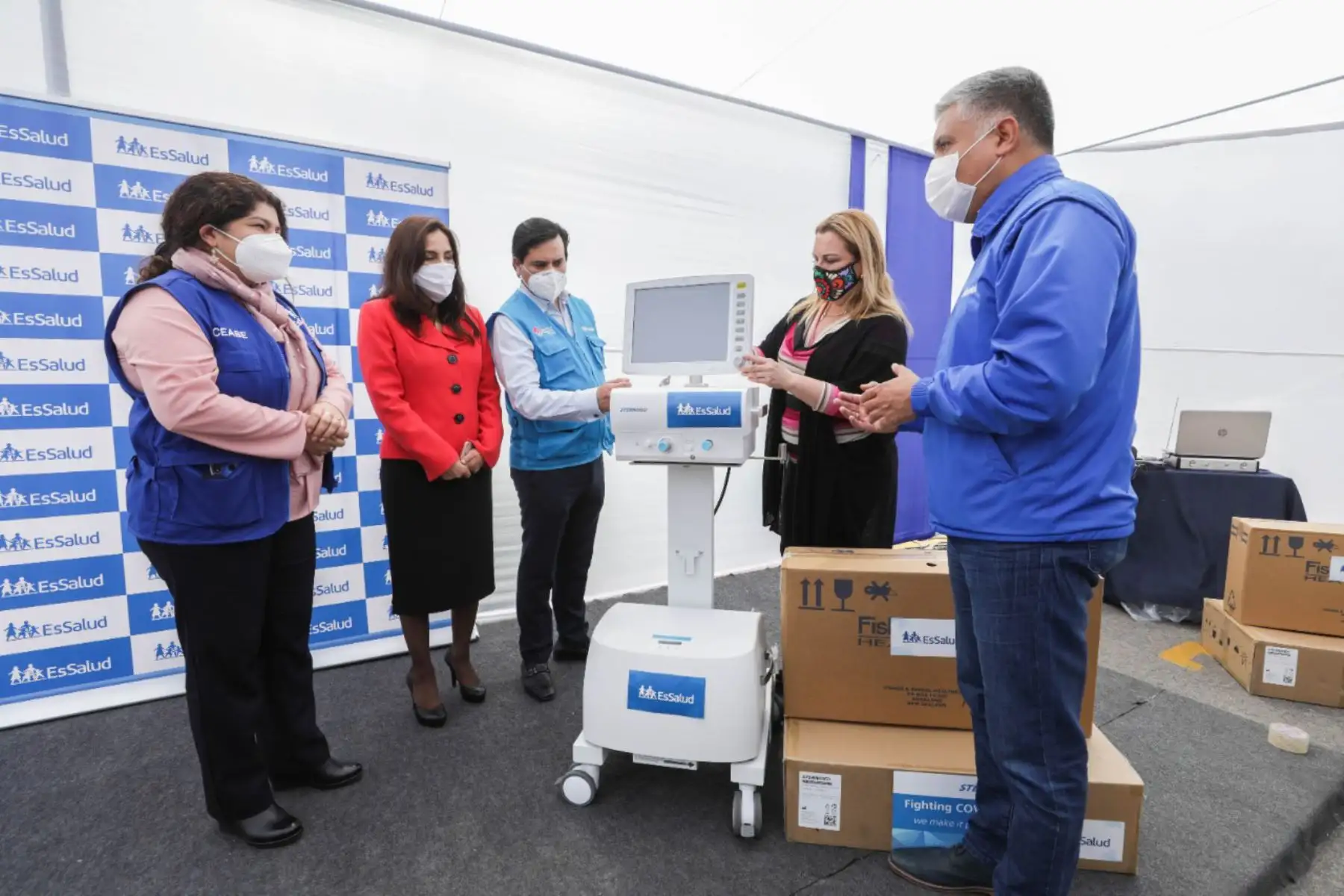 Presidenta ejecutiva de EsSalud, Fiorella Molinelli, entrega 50 ventiladores mecánicos para la atención de pacientes covid-19, que contribuirán al reforzamiento de los hospitales Rebagliati, Almenara y Sabogal. Foto: Essalud