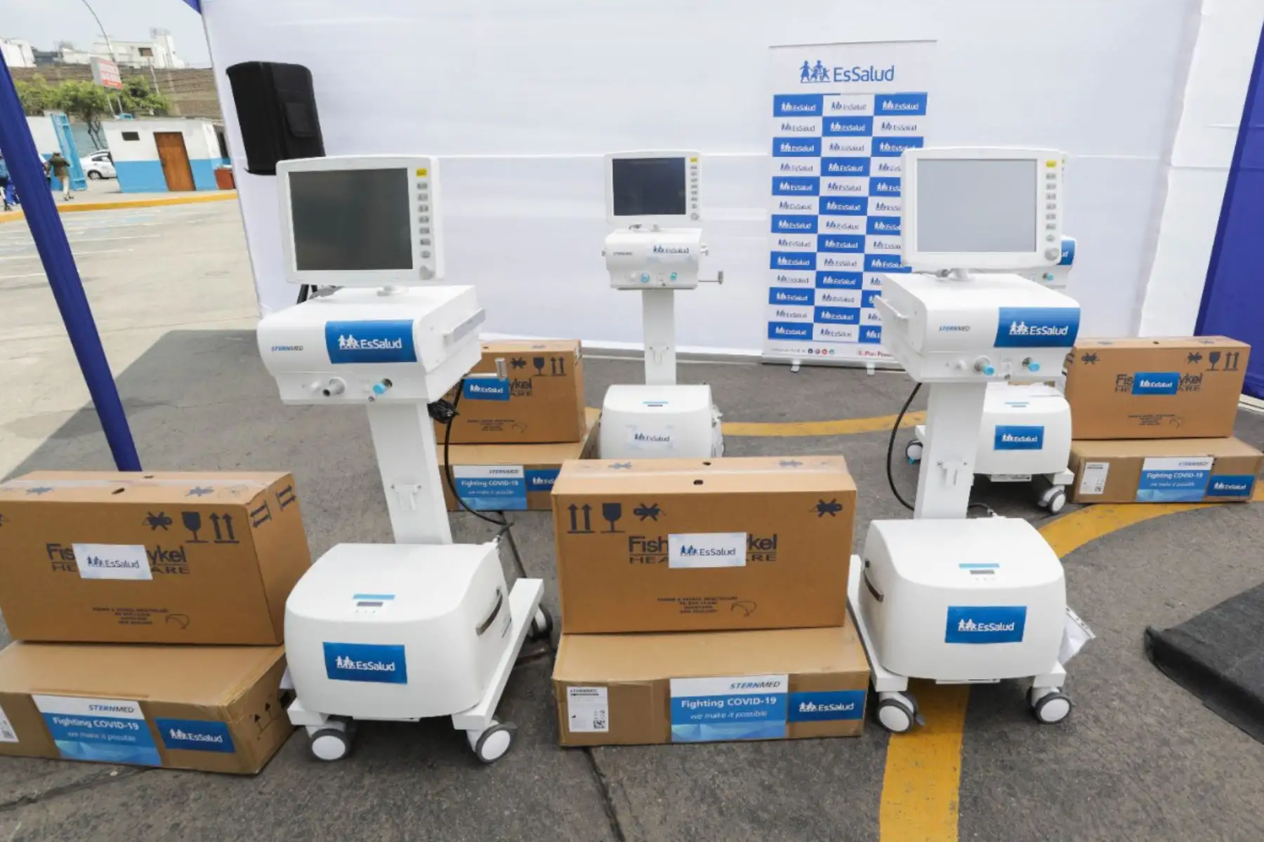 Presidenta ejecutiva de EsSalud, Fiorella Molinelli, entrega 50 ventiladores mecánicos para la atención de pacientes covid-19, que contribuirán al reforzamiento de los hospitales Rebagliati, Almenara y Sabogal. Foto: Essalud