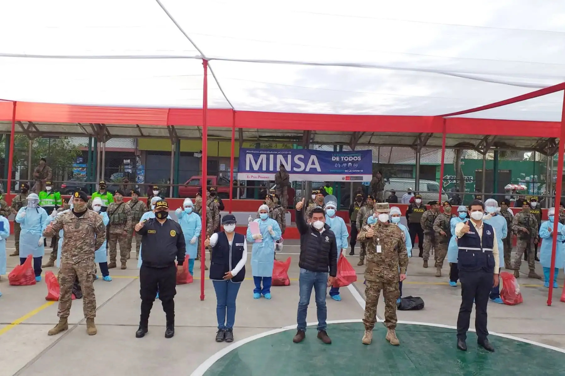 Diris Lima Este realizó la Operación Tayta en la Urbanización Valdiviezo en Ate. Durante la intervención se realizaron pruebas de covid-19 y otros servicios. Foto: Diris Lima Este