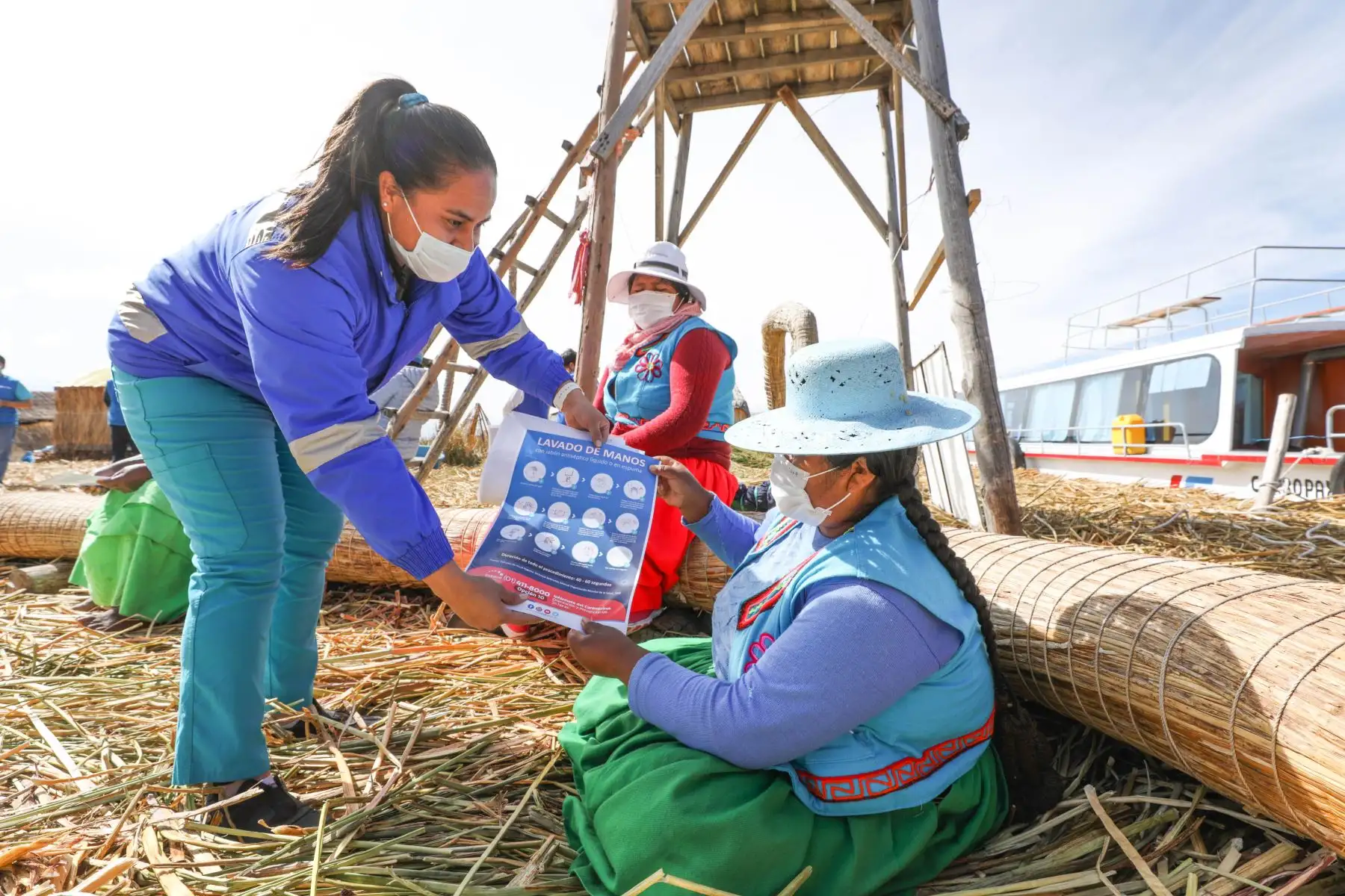 EsSalud Te Cuida" llegó a la isla de los Uros, en el Lago Titicaca - Puno, para realizar una campaña de tamizaje de covid-19.
Foto: ANDINA/EsSalud