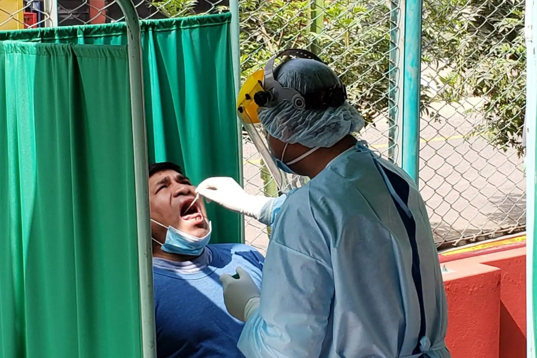Diris Lima Este realizó la Operación Tayta en la Urbanización Valdiviezo en Ate. Durante la intervención se realizaron pruebas de covid-19 y otros servicios. Foto: Diris Lima Este