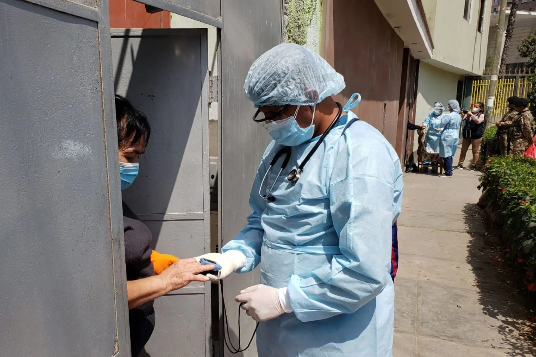 Diris Lima Este realizó la Operación Tayta en la Urbanización Valdiviezo en Ate. Durante la intervención se realizaron pruebas de covid-19 y otros servicios. Foto: Diris Lima Este