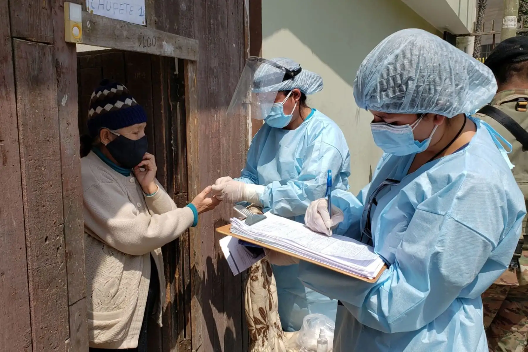 Diris Lima Este realizó la Operación Tayta en la Urbanización Valdiviezo en Ate. Durante la intervención se realizaron pruebas de covid-19 y otros servicios. Foto: Diris Lima Este