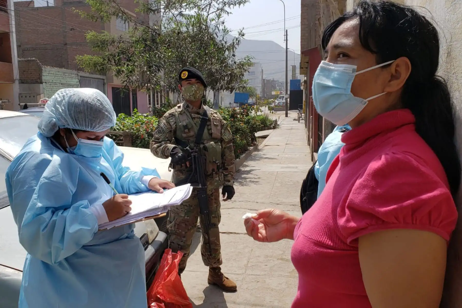 Diris Lima Este realizó la Operación Tayta en la Urbanización Valdiviezo en Ate. Durante la intervención se realizaron pruebas de covid-19 y otros servicios. Foto: Diris Lima Este