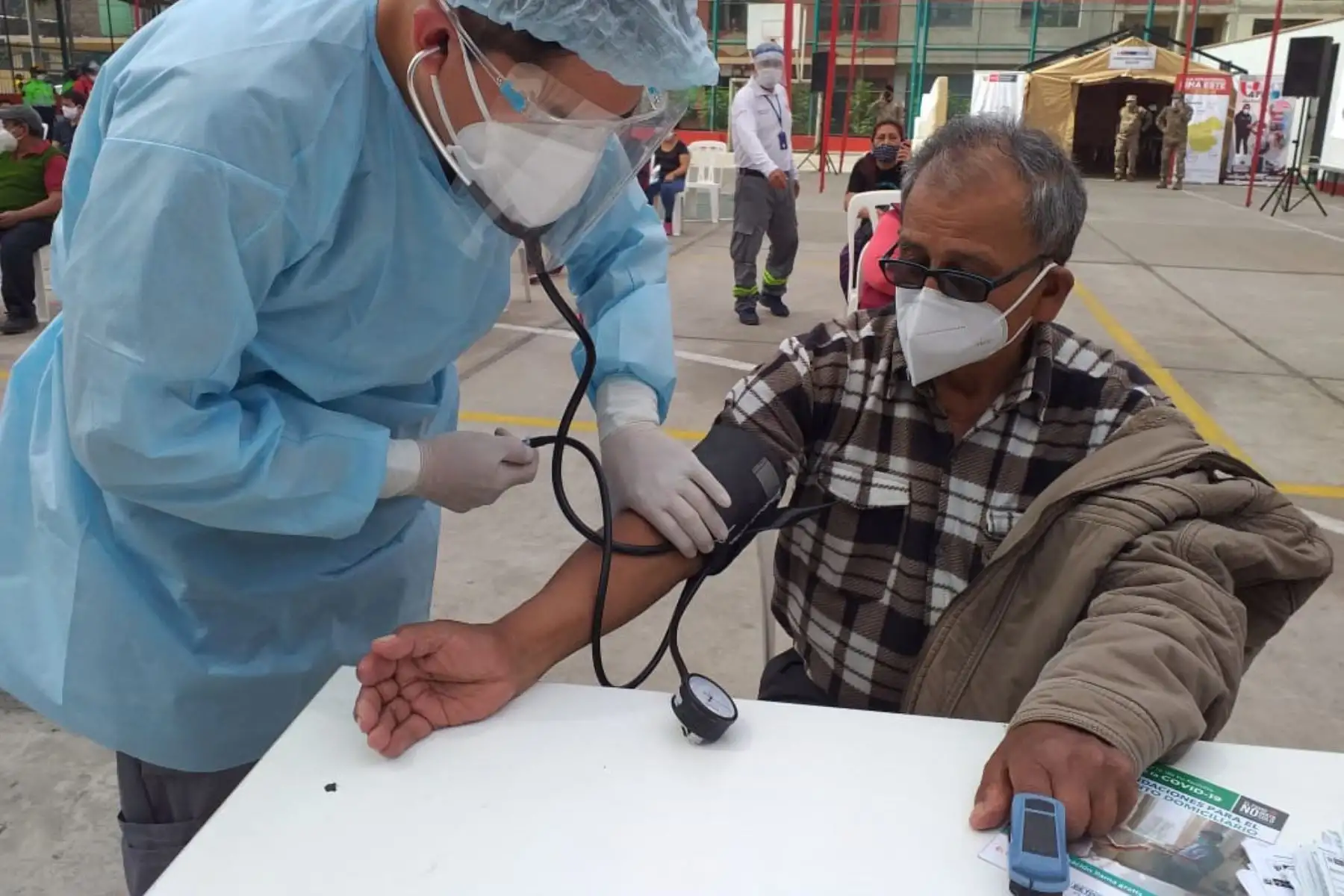 Diris Lima Este realizó la Operación Tayta en la Urbanización Valdiviezo en Ate. Durante la intervención se realizaron pruebas de covid-19 y otros servicios. Foto: Diris Lima Este