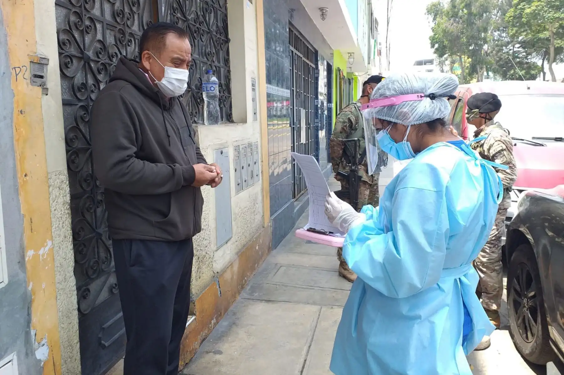 Diris Lima Este realizó la Operación Tayta en la Urbanización Valdiviezo en Ate. Durante la intervención se realizaron pruebas de covid-19 y otros servicios. Foto: Diris Lima Este