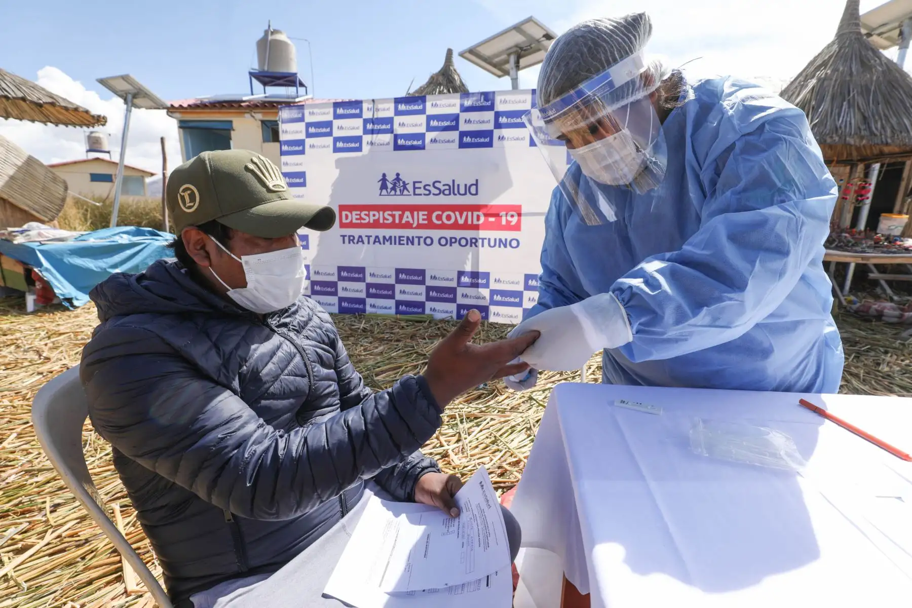 EsSalud Te Cuida" llegó a la isla de los Uros, en el Lago Titicaca - Puno, para realizar una campaña de tamizaje de covid-19.
Foto: ANDINA/EsSalud