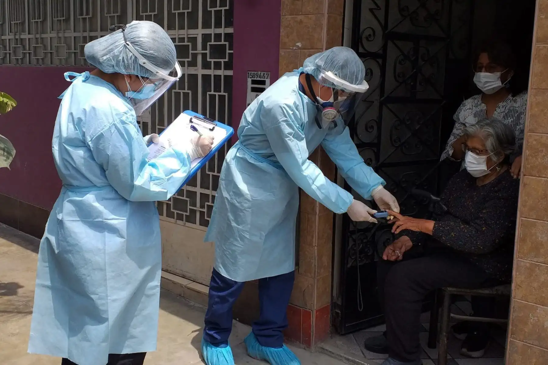Diris Lima Este realizó la Operación Tayta en la Urbanización Valdiviezo en Ate. Durante la intervención se realizaron pruebas de covid-19 y otros servicios. Foto: Diris Lima Este