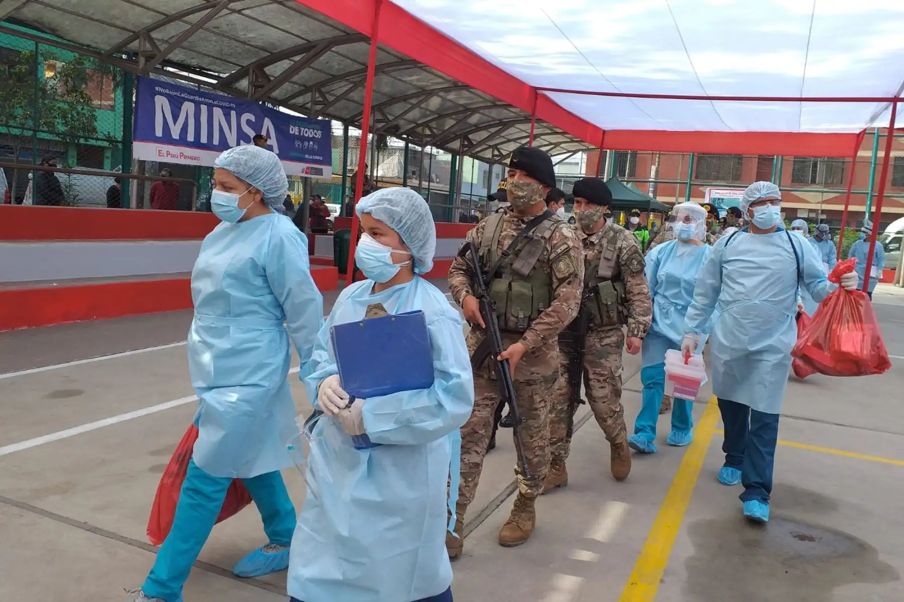 Diris Lima Este realizó la Operación Tayta en la Urbanización Valdiviezo en Ate. Durante la intervención se realizaron pruebas de covid-19 y otros servicios. Foto: Diris Lima Este