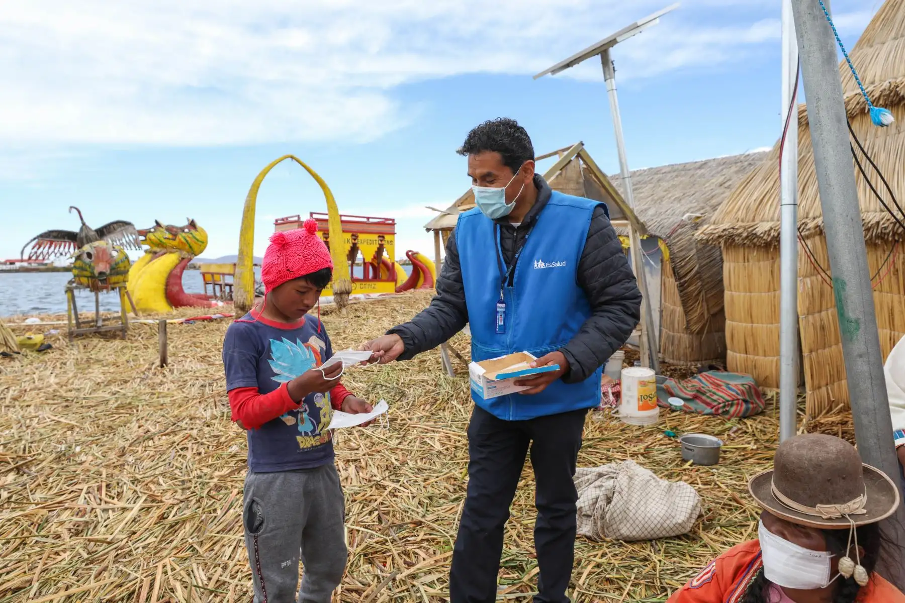 EsSalud Te Cuida" llegó a la isla de los Uros, en el Lago Titicaca - Puno, para realizar una campaña de tamizaje de covid-19.
Foto: ANDINA/EsSalud