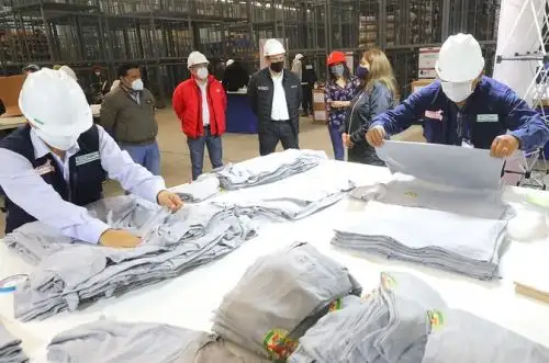 Ministro de la Proudcción, José Salardi, inspecciona entrega de prendas para la Policía Nacional del programa Compras a MYPErú. Foto: Cortesía.