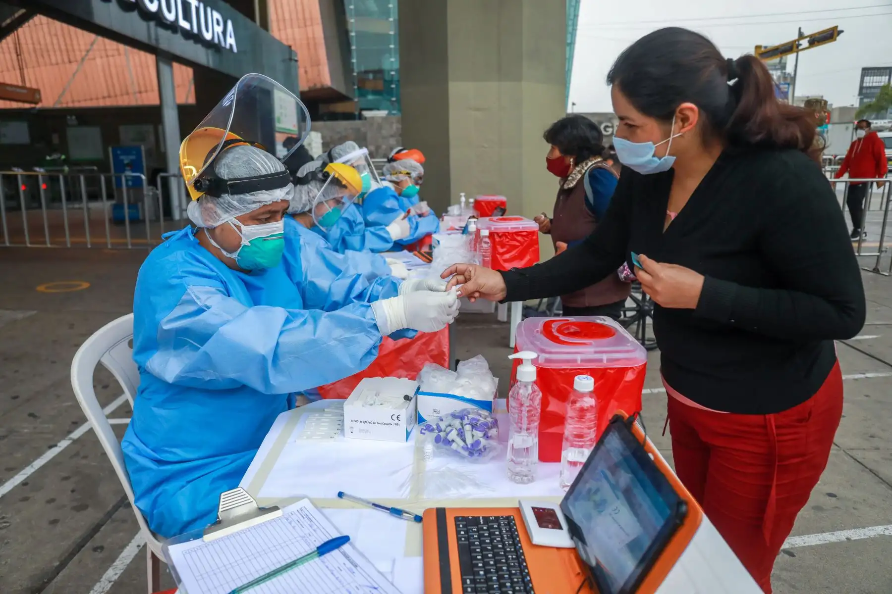 Personal de salud aplica pruebas para la detección de covid-19. ANDINA/Difusión