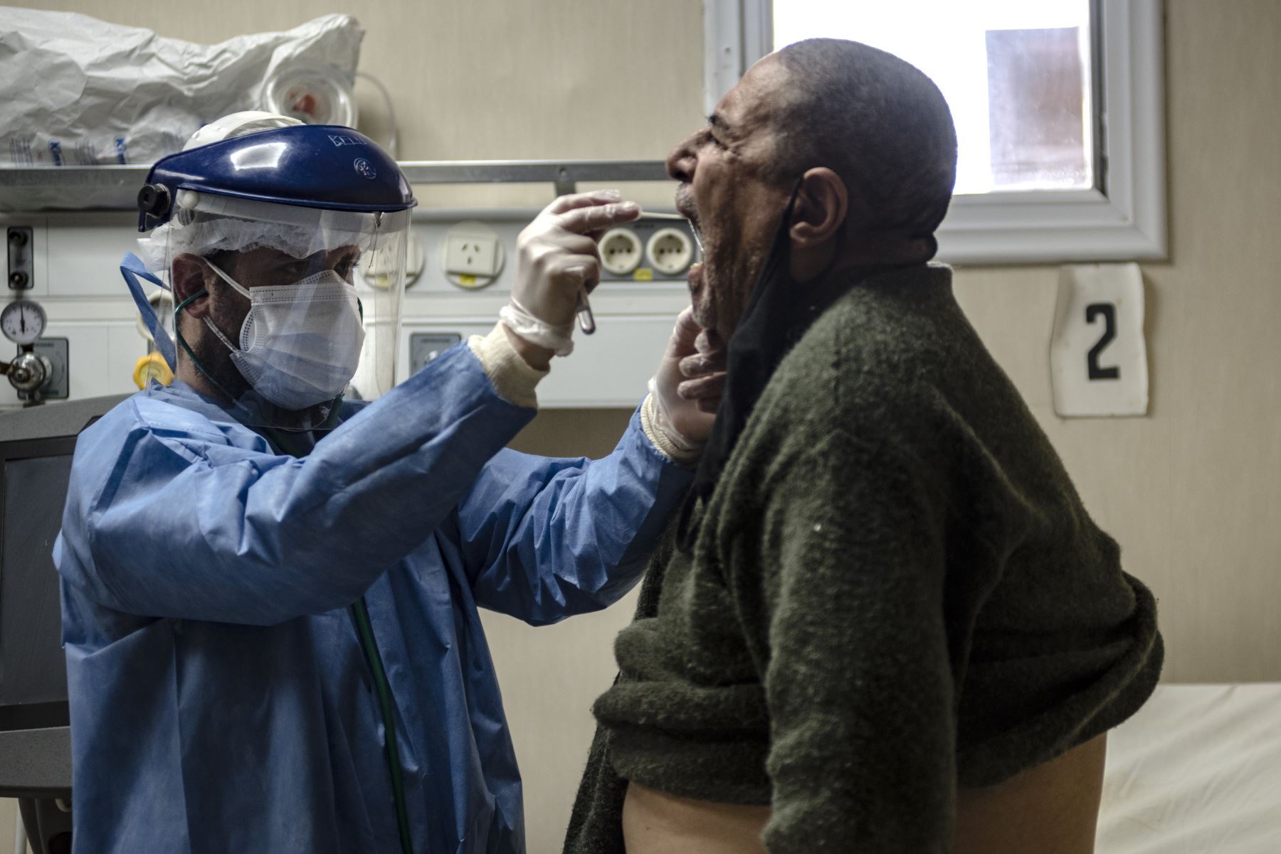 Las 4,007 personas internadas con diagnóstico confirmado de la covid-19 que están en unidades de cuidados intensivos suponen 29 pacientes más en esas camas que en la jornada anterior. Foto: AFP