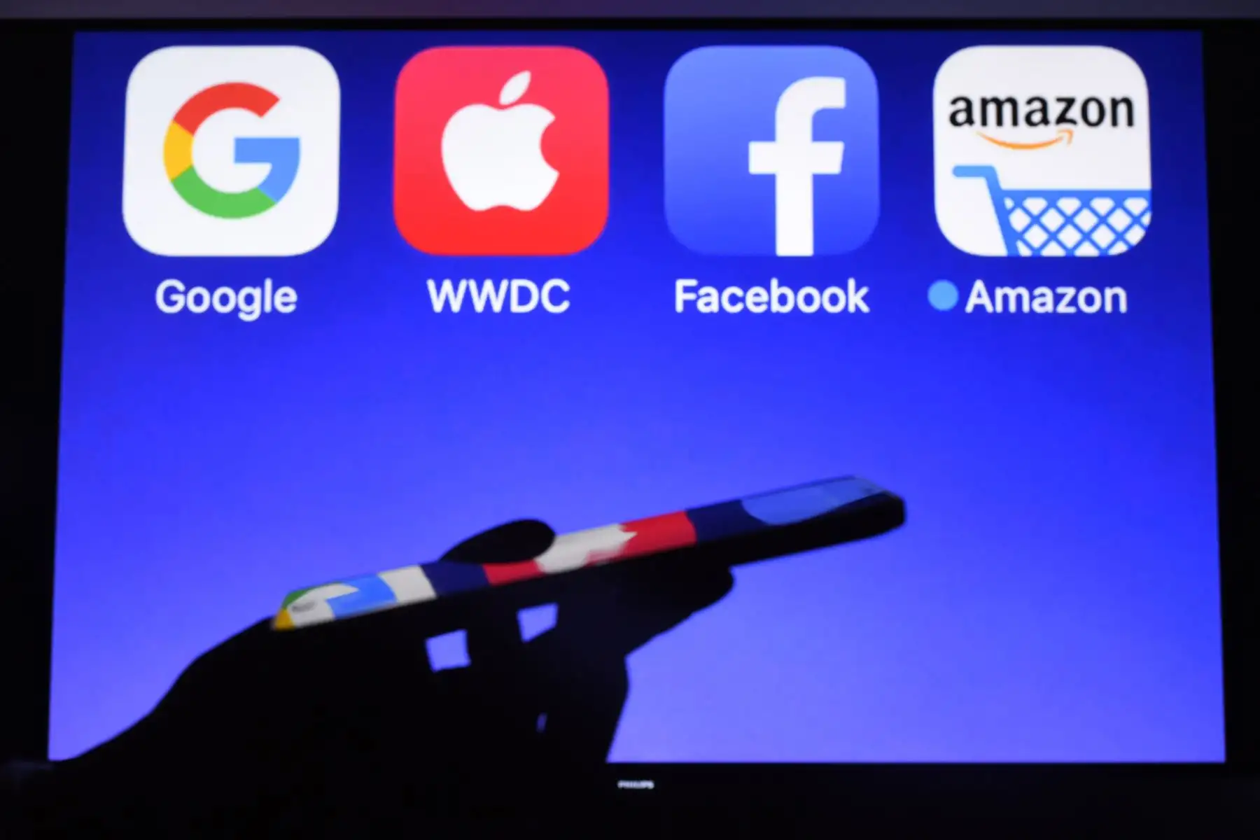 El documento de 449 páginas sostiene que Amazon, Apple, Facebook y Google operan en base a una "cuasi regulación privada que no rinde cuentas a nadie más que a ellos mismos". Foto: AFP