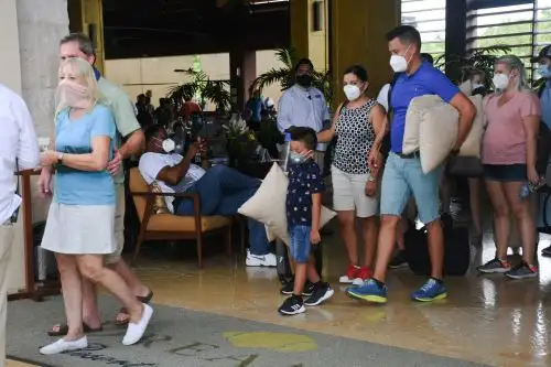 Los turistas son evacuados de su hotel en Puerto Morelos, estado de Quintana Roo, México, en preparación para la llegada del huracán Delta el 6 de octubre de 2020. El huracán Delta se intensificó rápidamente en el Caribe para alcanzar el estatus de Categoría 4 y estaba en camino de golpear la costa de la Riviera Maya. Foto: AFP