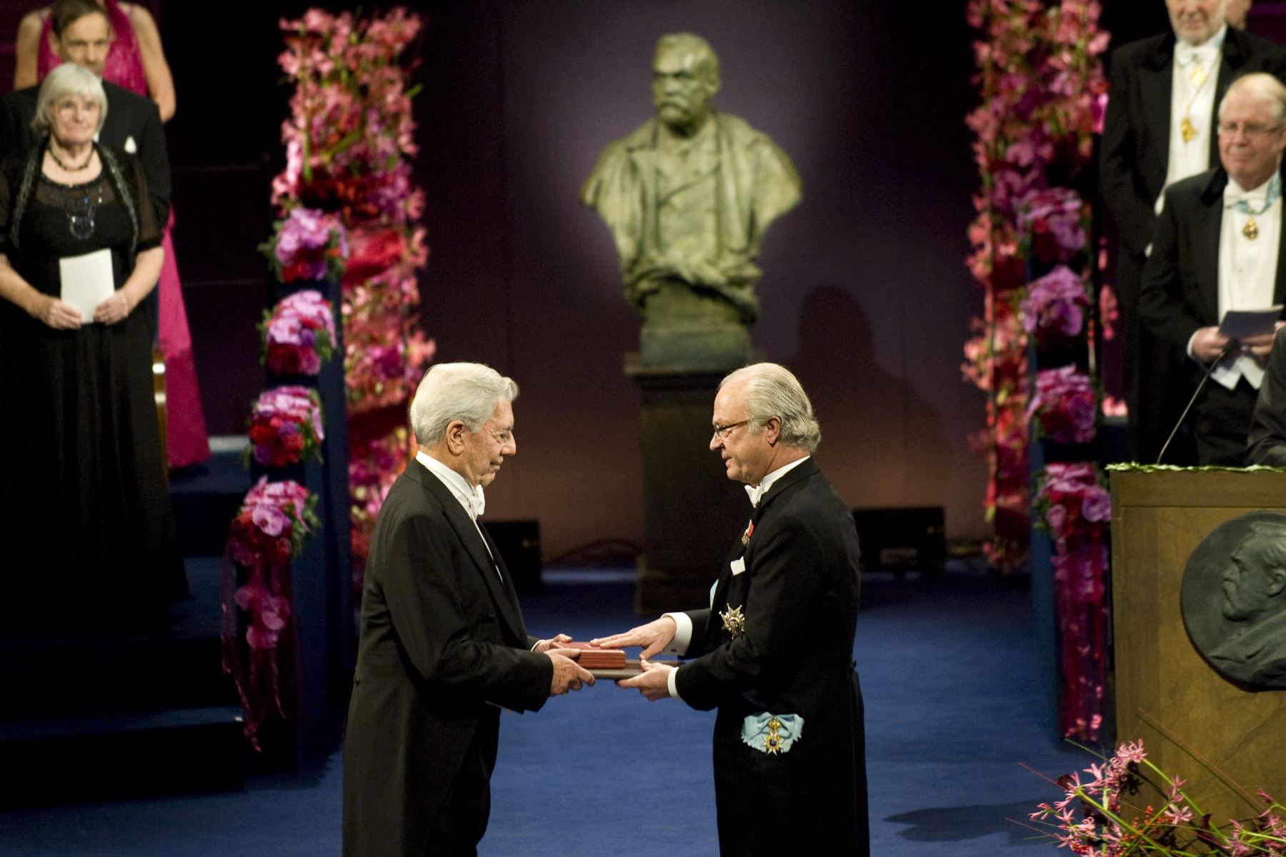 El escritor peruano Mario Vargas Llosa recibe el Premio Nobel de Literatura de manos del Rey Carlos XVI Gustavo de Suecia durante la ceremonia de entrega del Premio Nobel en la Sala de Conciertos de Estocolmo, el 10 de diciembre de 2010. Foto: AFP
