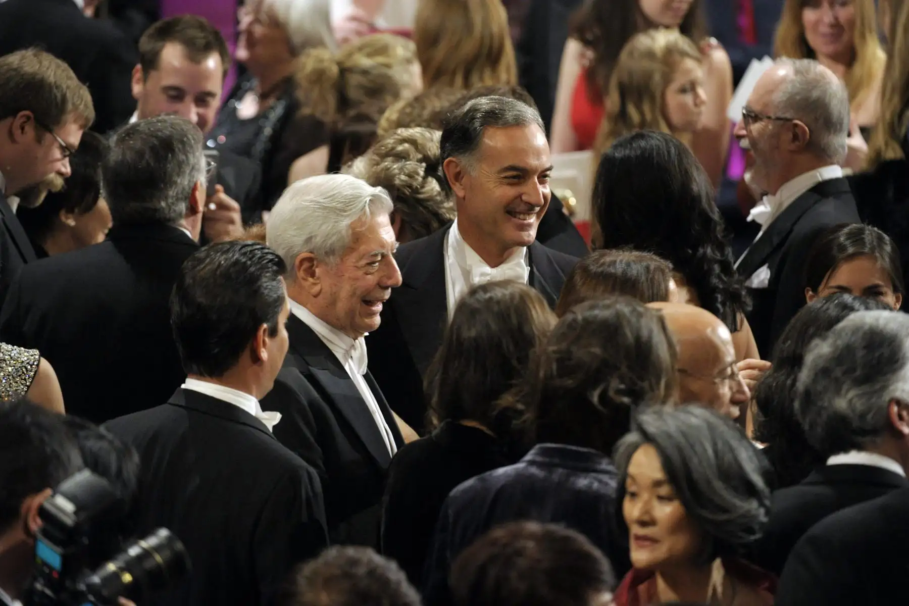 El escritor peruano Mario Vargas Llosa está rodeado de familiares y amigos después de recibir el Premio Nobel de Literatura de manos del rey sueco en la Sala de Conciertos de Estocolmo, el 10 de diciembre de 2010. Foto: AFP