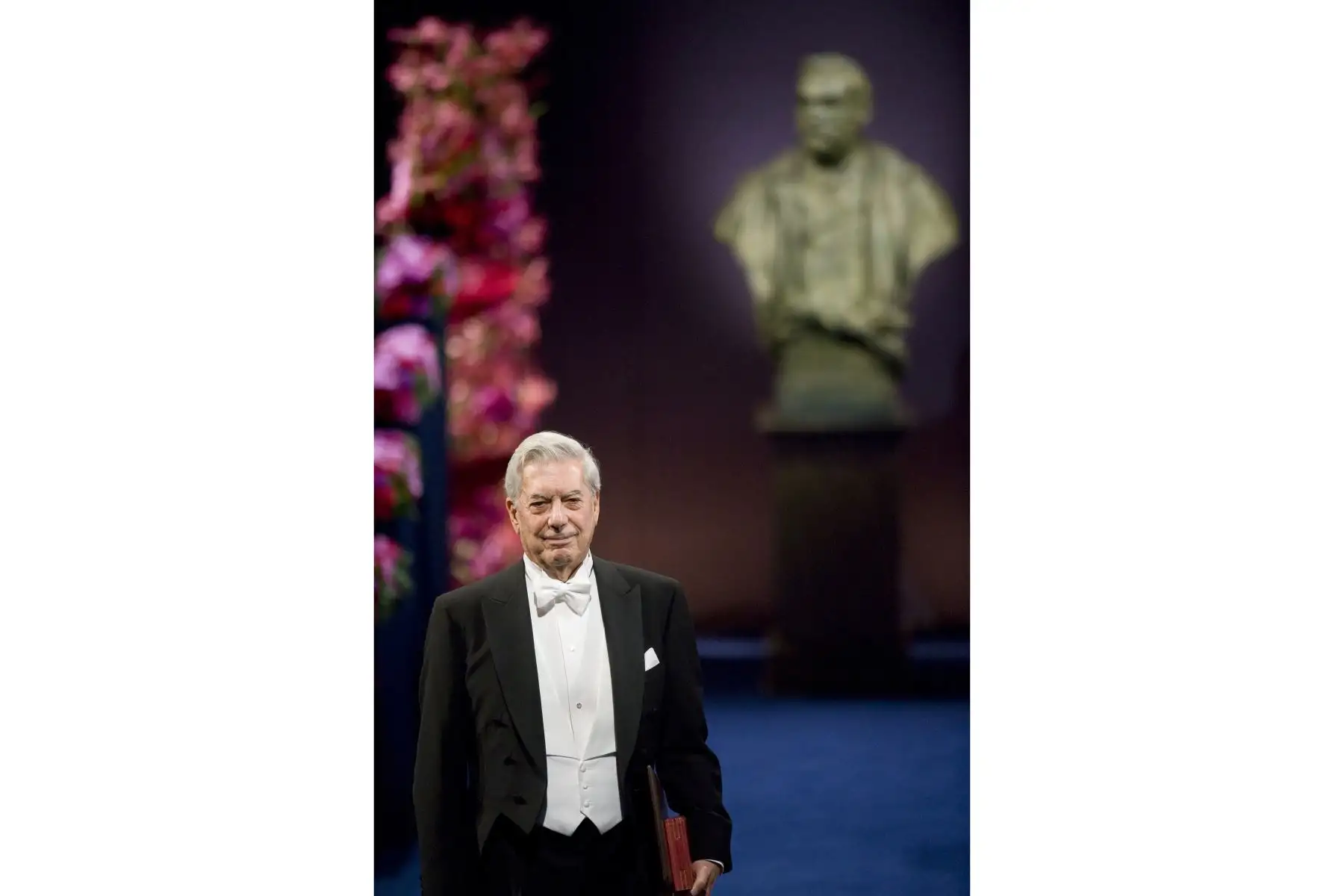 El escritor peruano Mario Vargas Llosa tras recibir el Premio Nobel de Literatura de manos del Rey Carlos XVI Gustavo de Suecia durante la ceremonia de entrega del Premio Nobel en la Sala de Conciertos de Estocolmo, el 10 de diciembre de 2010. Foto: AFP