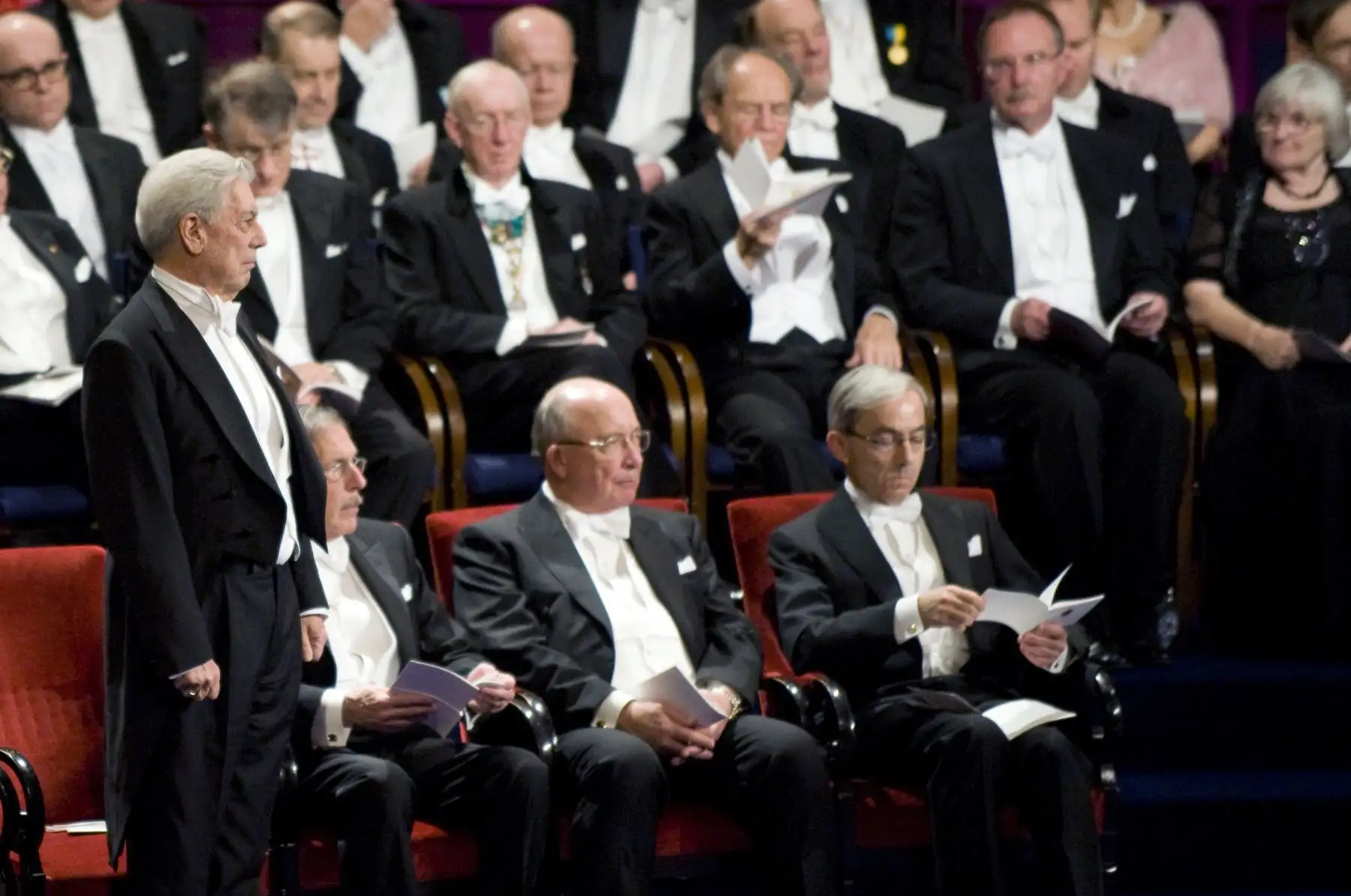 El escritor peruano Mario Vargas Llosa a punto de recibir el Premio Nobel de Literatura de manos del Rey Carlos XVI Gustavo de Suecia durante la ceremonia de entrega del Premio Nobel en la Sala de Conciertos de Estocolmo, el 10 de diciembre de 2010. Foto: AFP